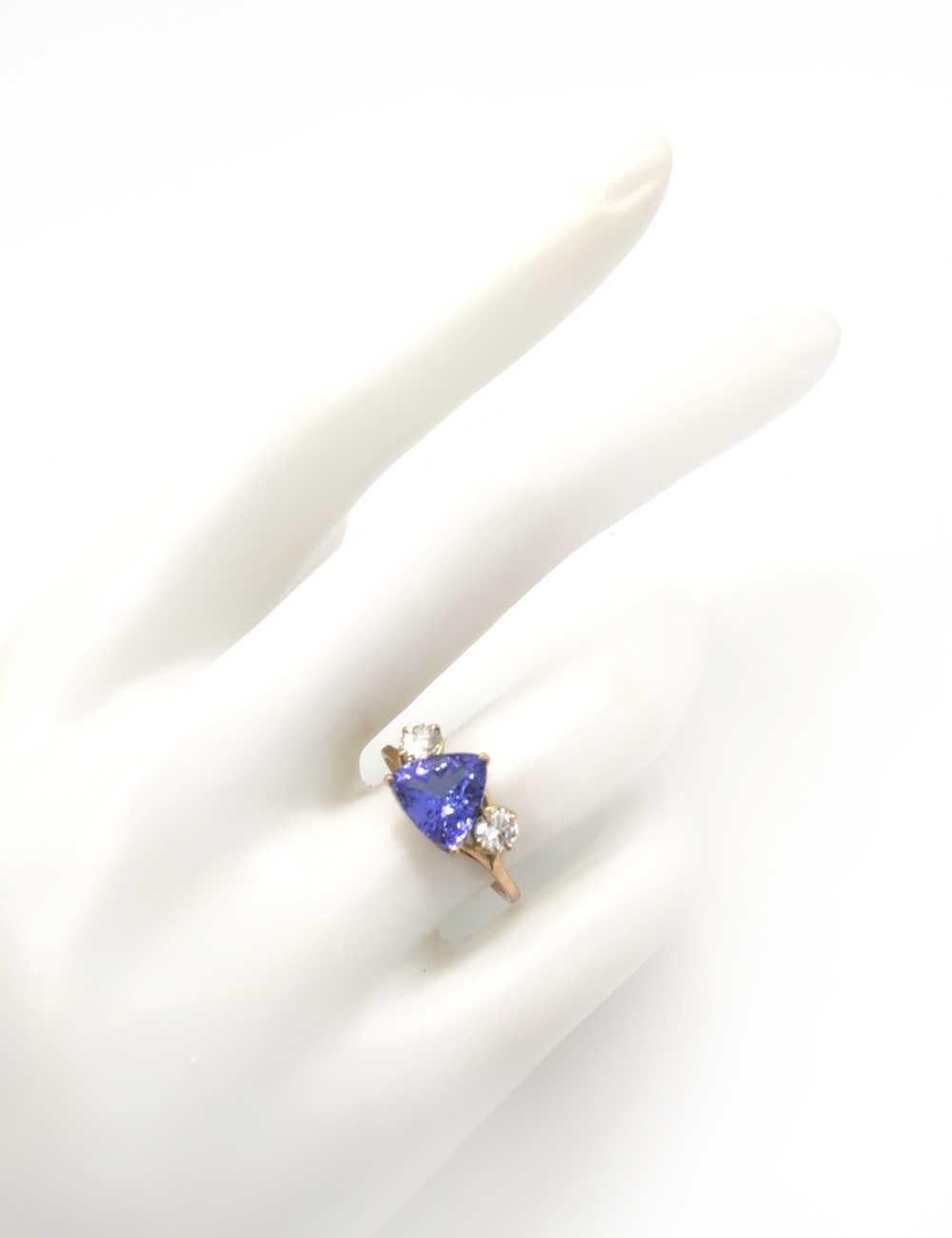 IGE Certified 1.9 Carat Tanzanite Diamonds Cocktail Ring  For Sale 10