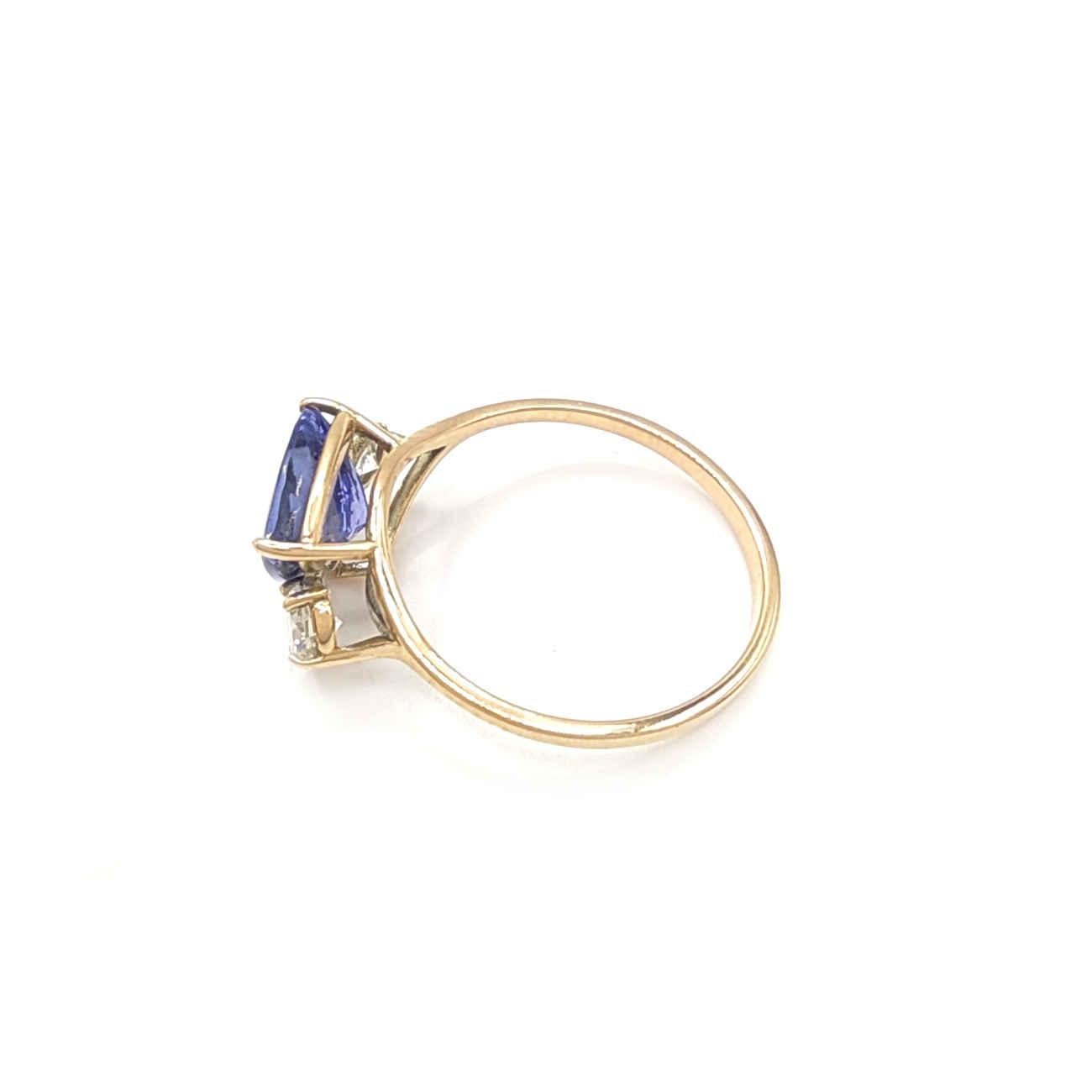 IGE Certified 1.9 Carat Tanzanite Diamonds Cocktail Ring  For Sale 1