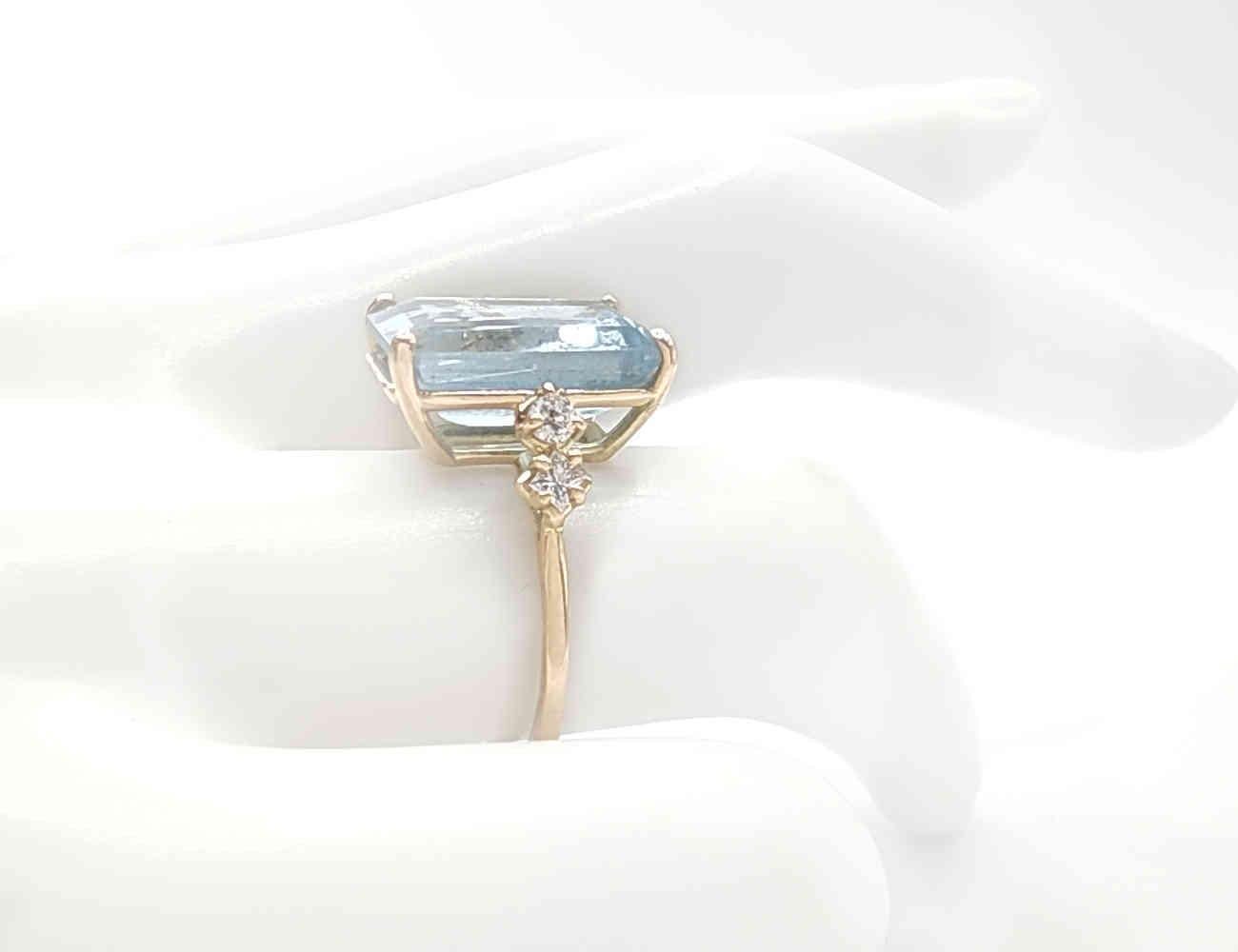 Technical Details:
SIZE:
To look at the photos with the scale ruler
American Size:6.5
European Size:13.5

Gemstone:

- Natural untreated rectangular emerald-cut Aquamarine weighing 5.75 carats.
- Dimensions: 14 x 8.5 x 6.1mm.
- 2 natural round