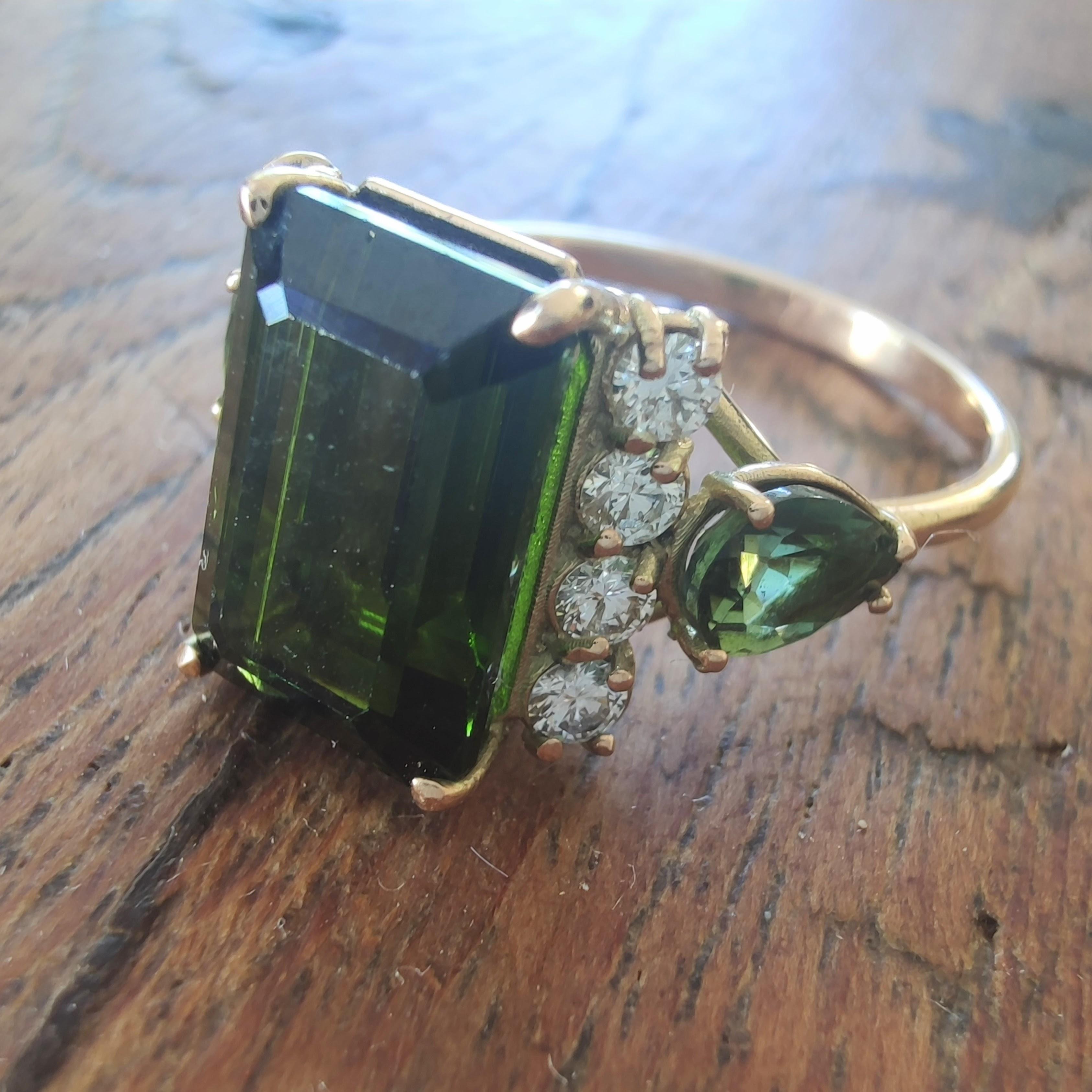 Bague en or 14 carats avec tourmaline verte de 5,88 carats certifiée IGE et diamants en vente 7