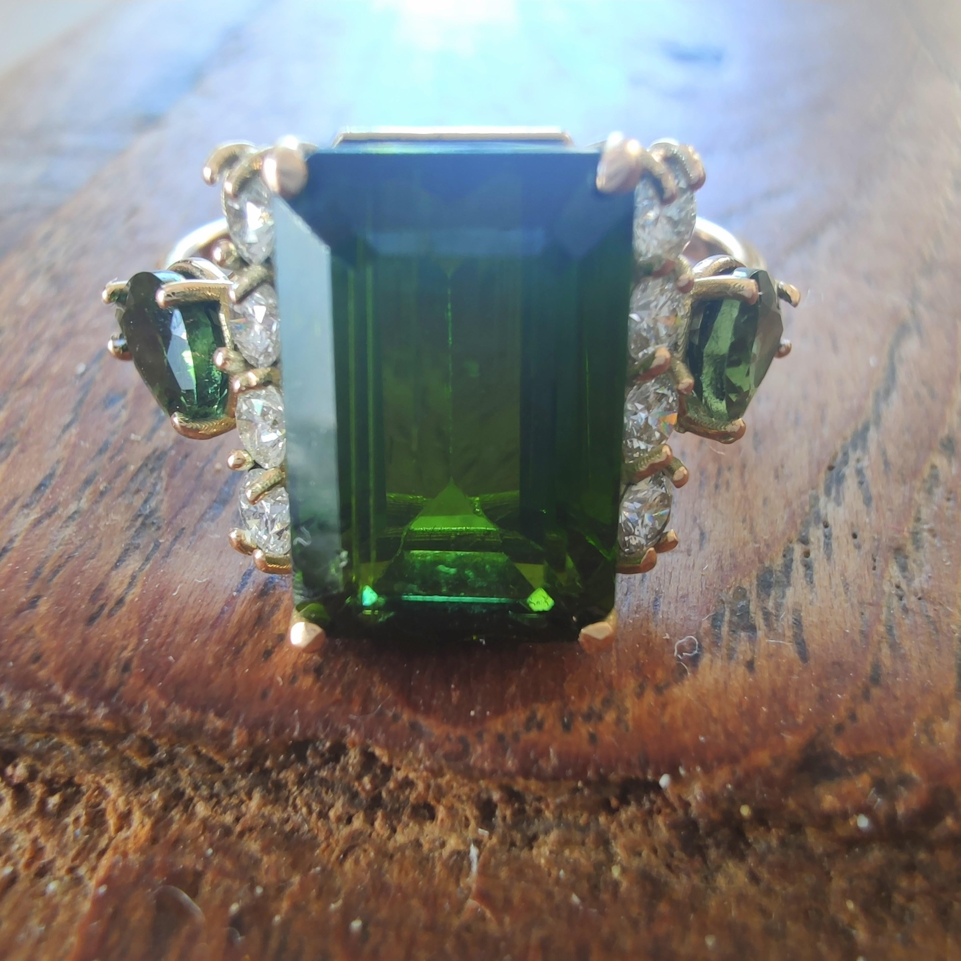 Bague en or 14 carats avec tourmaline verte de 5,88 carats certifiée IGE et diamants en vente 8