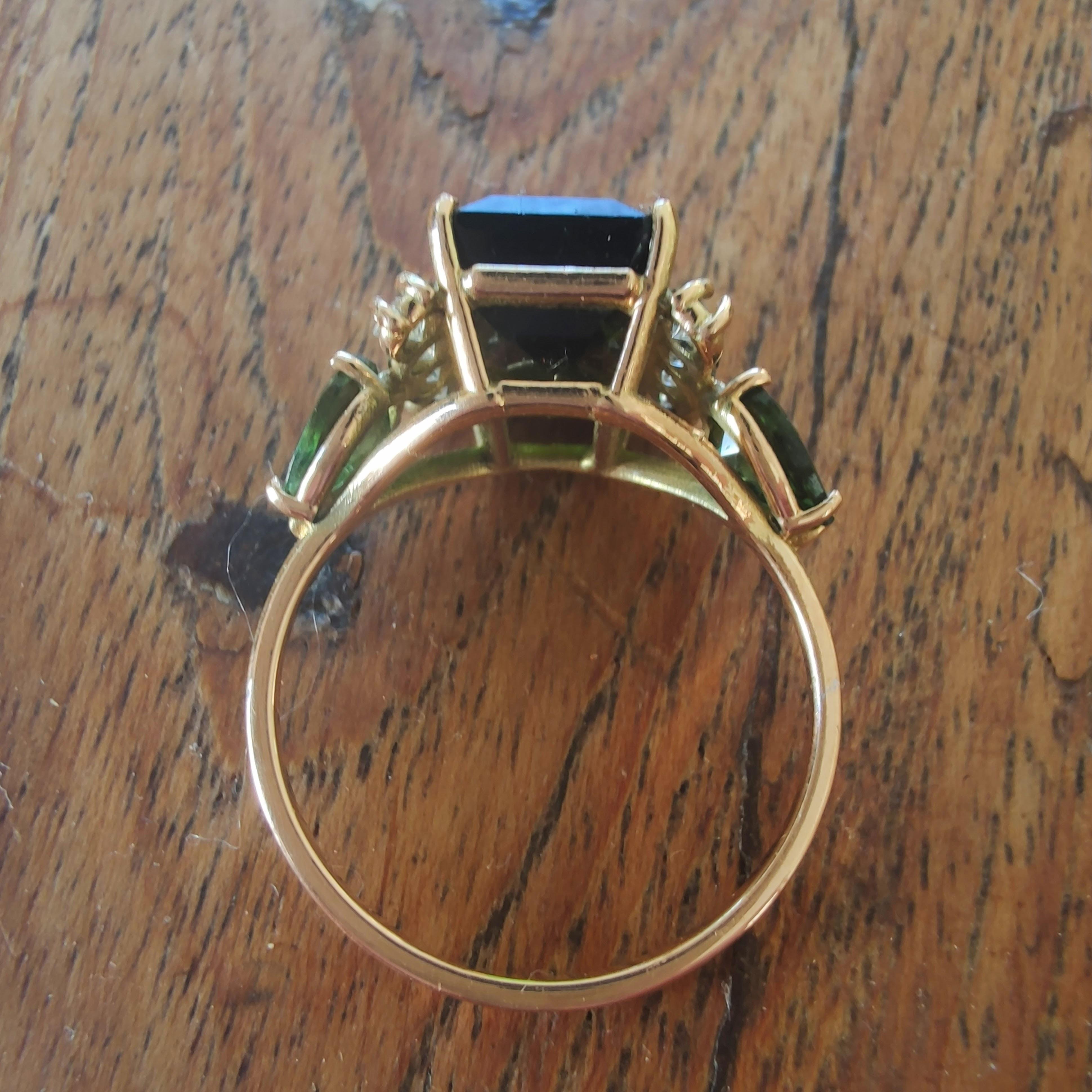 Bague en or 14 carats avec tourmaline verte de 5,88 carats certifiée IGE et diamants en vente 9