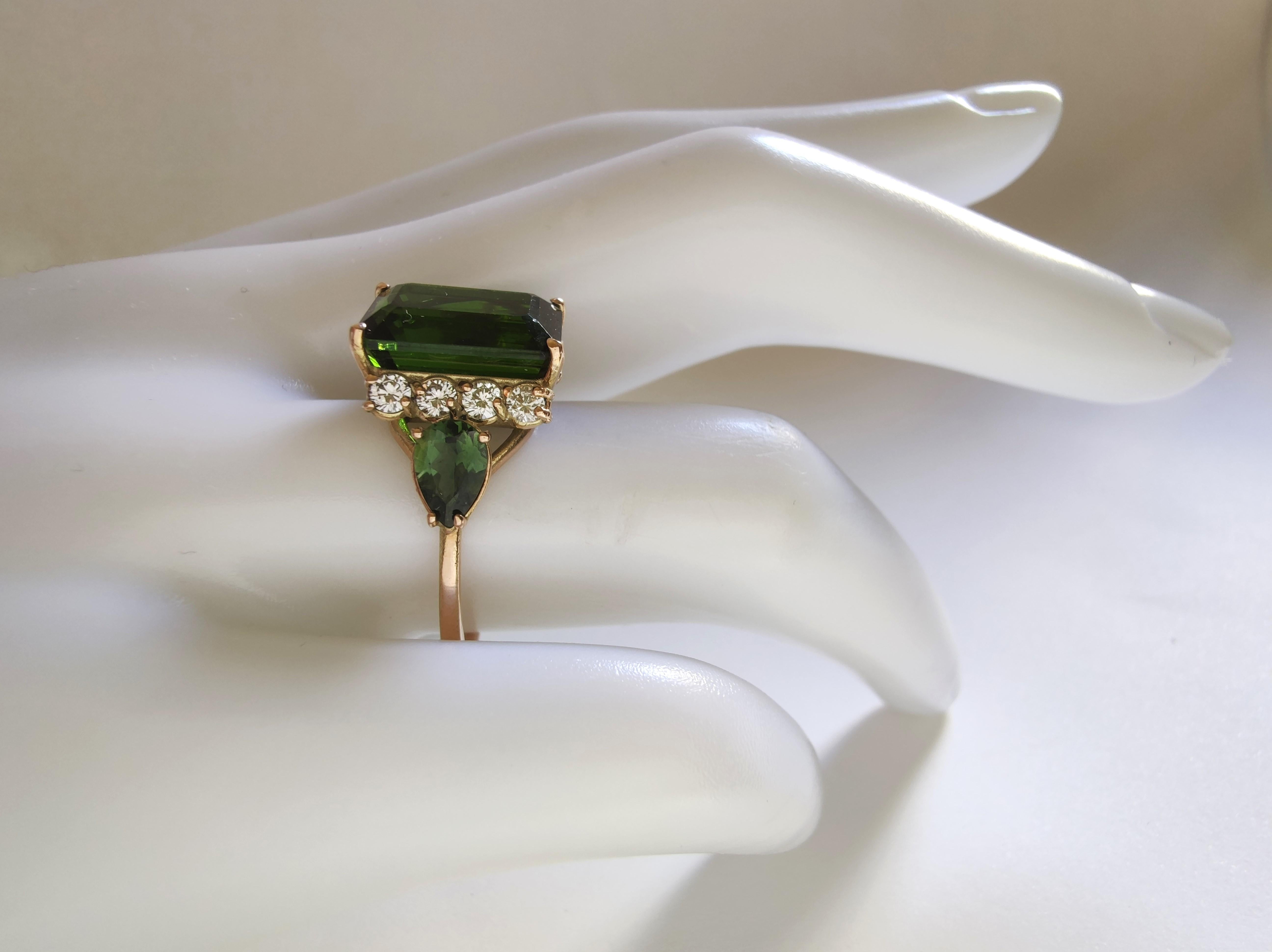 Il ne s'agit pas d'une simple bague - c'est une création singulière, unique en son genre, méticuleusement conçue pour célébrer les pierres rares et l'élégance audacieuse. Vous n'en trouverez pas d'autre comme lui.
Réalisée en or massif 14 carats,