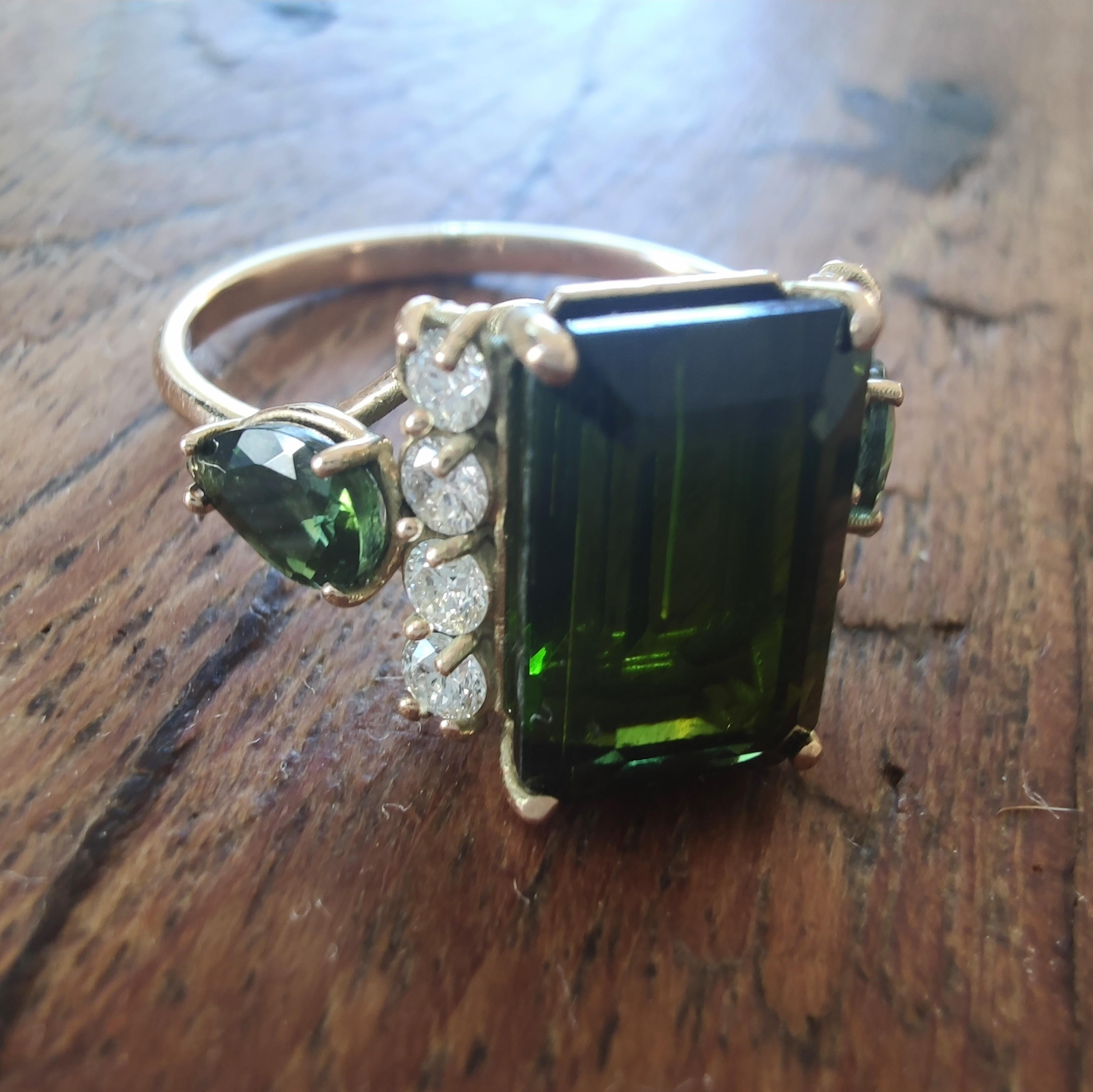 Il ne s'agit pas d'une simple bague - c'est une création singulière, unique en son genre, méticuleusement conçue pour célébrer les pierres rares et l'élégance audacieuse. Vous n'en trouverez pas d'autre comme lui.
Réalisée en or massif 14 carats,