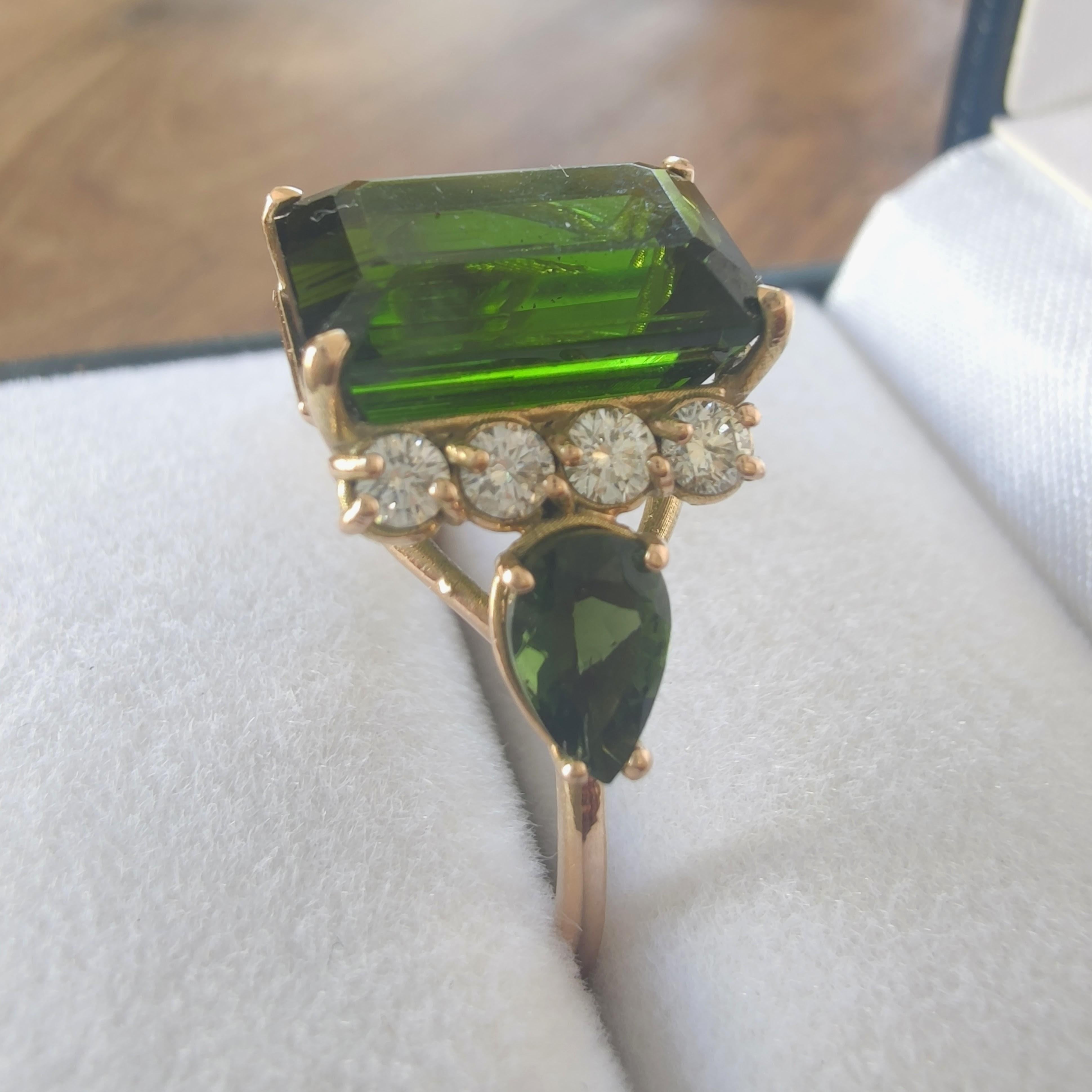 Contemporain Bague en or 14 carats avec tourmaline verte de 5,88 carats certifiée IGE et diamants en vente