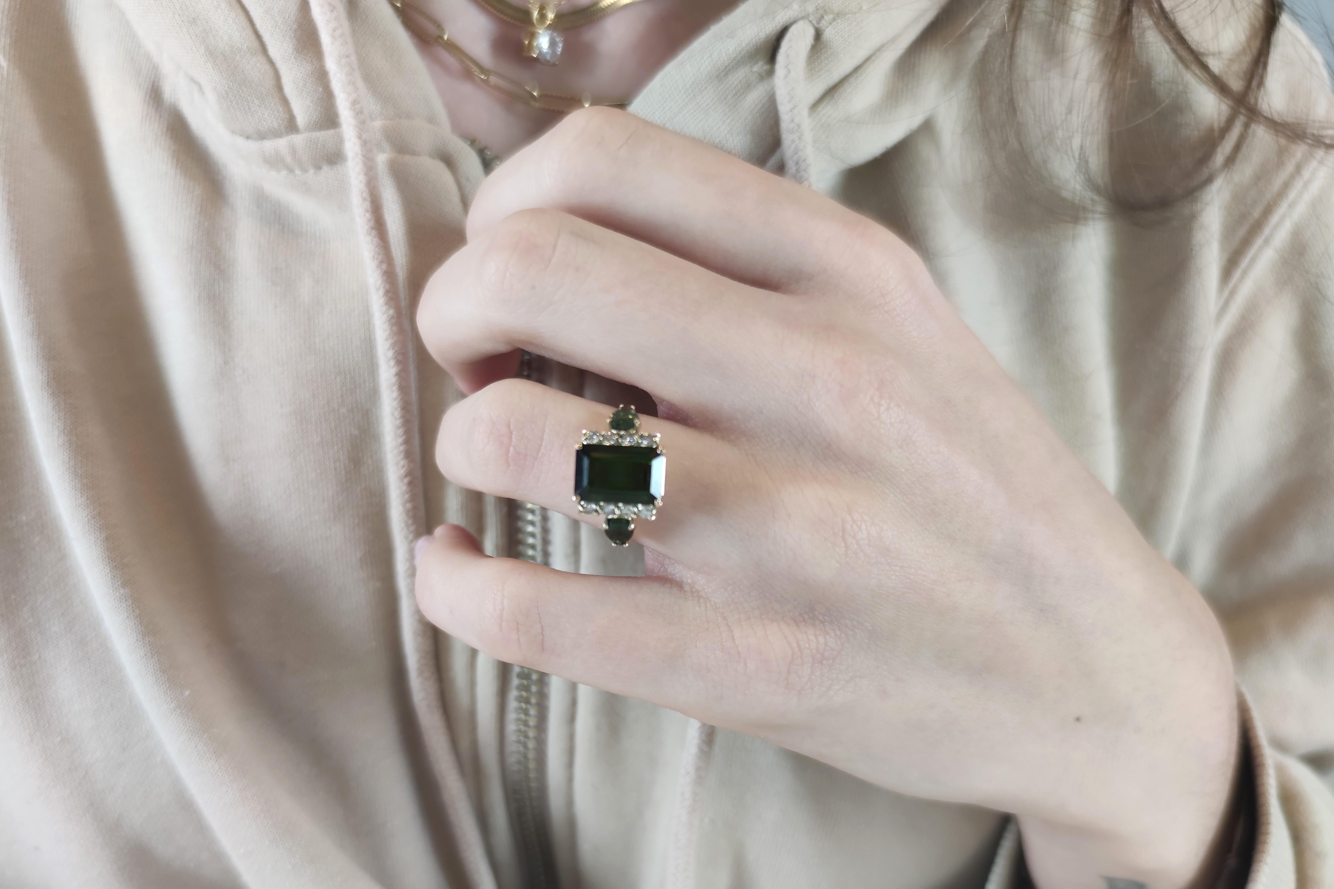 Taille émeraude Bague en or 14 carats avec tourmaline verte de 5,88 carats certifiée IGE et diamants en vente