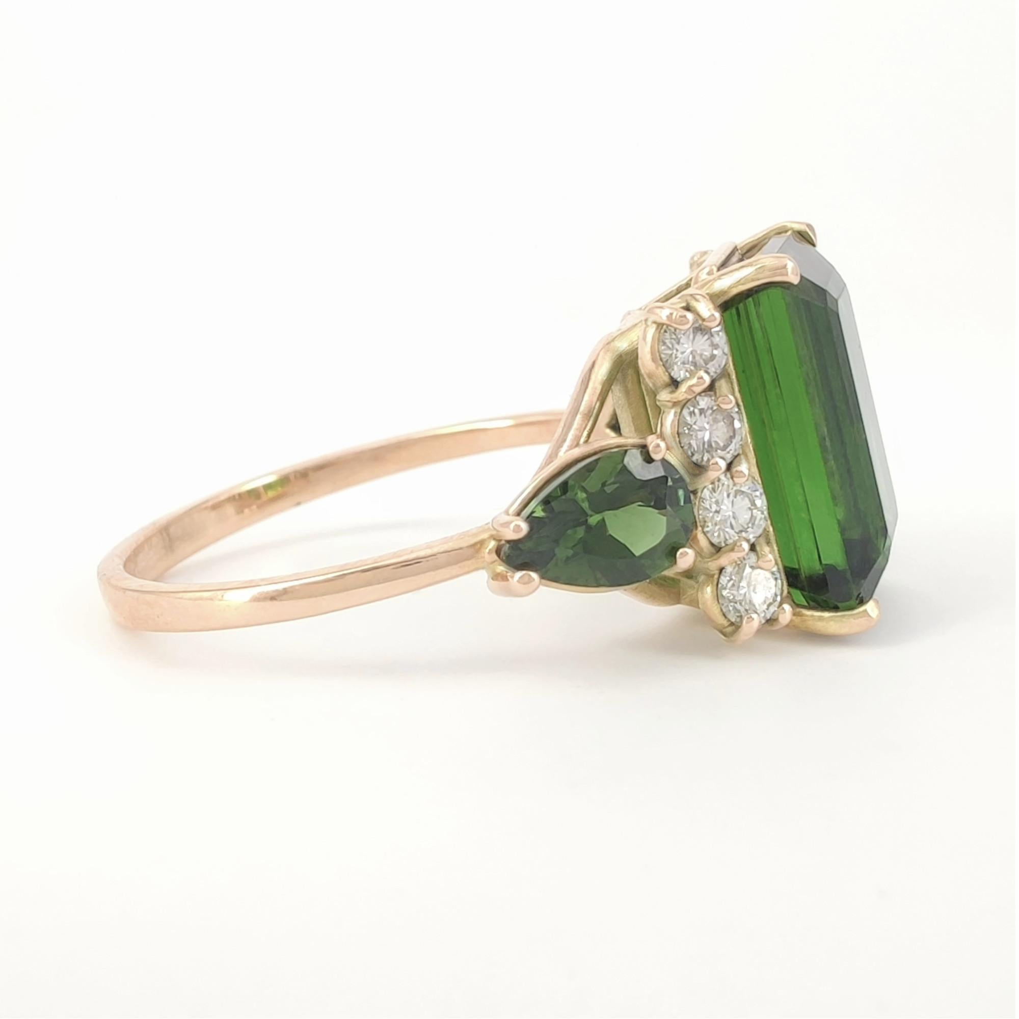 Bague en or 14 carats avec tourmaline verte de 5,88 carats certifiée IGE et diamants en vente 1