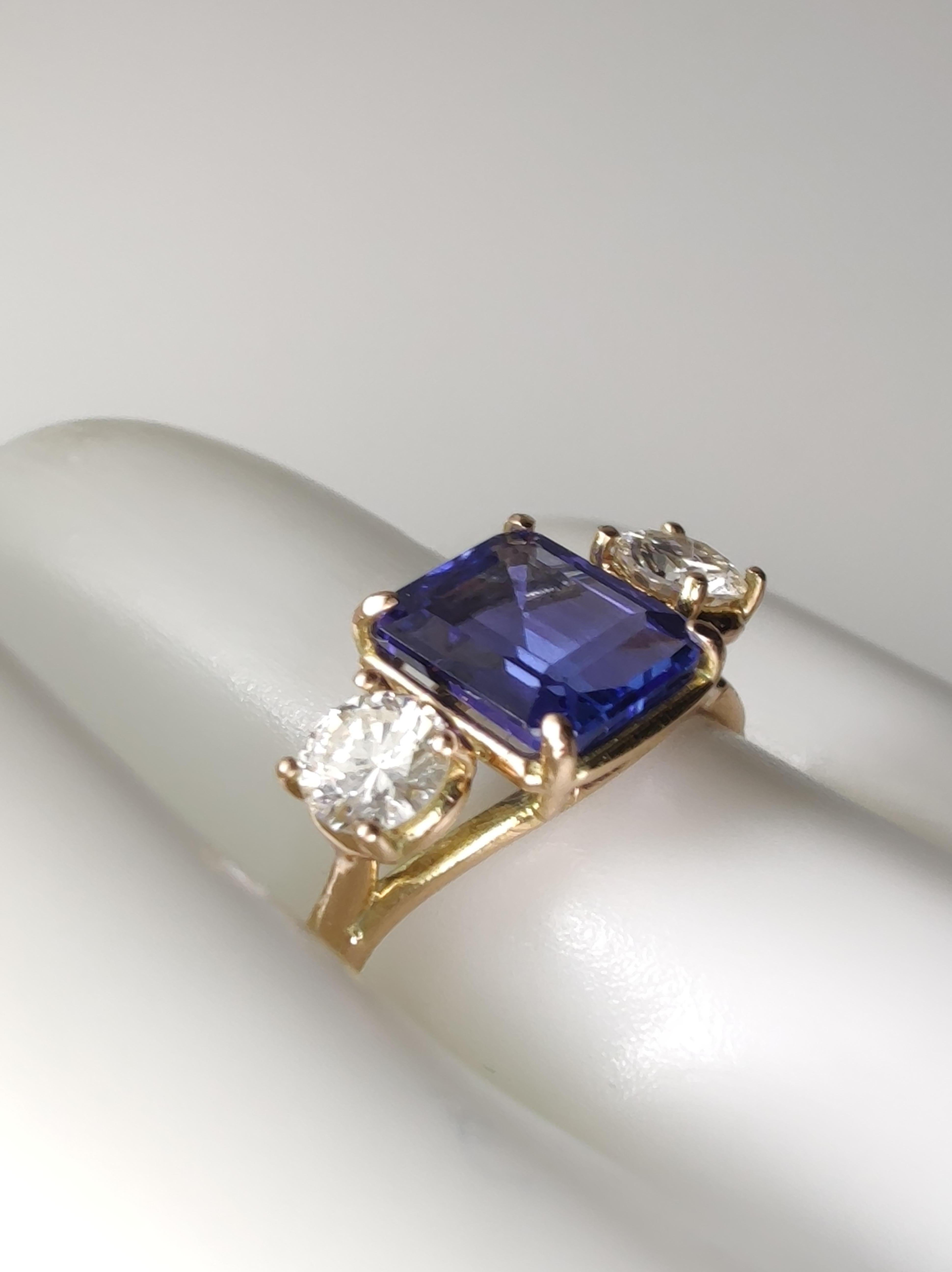 Certificado IGE  tres piedras  Anillo de diamantes de tanzanita natural de 1,36 quilates y oro de 14 quilates Contemporáneo en venta
