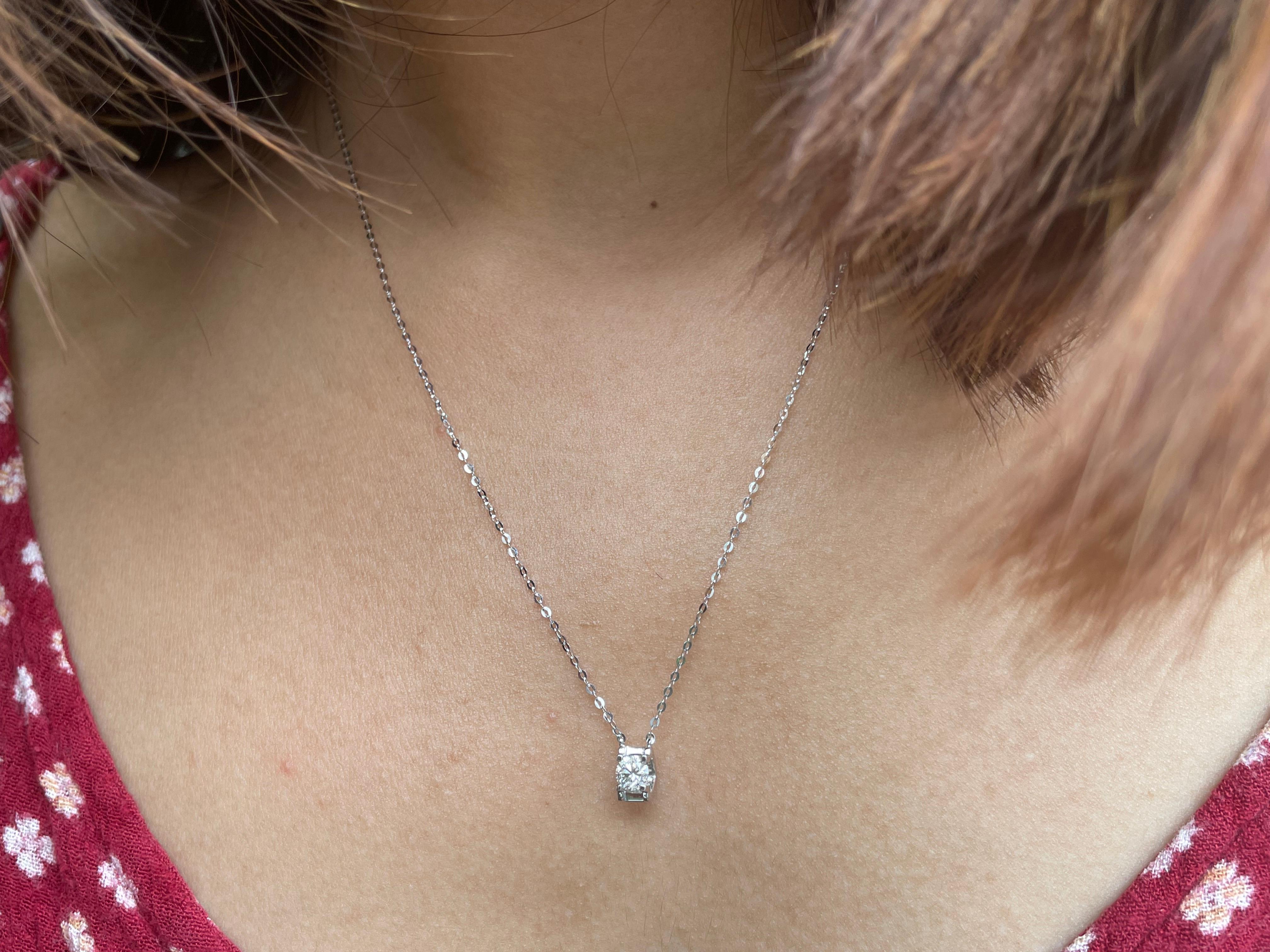 Collana con diamanti naturali IGI da 0,32 carati in oro 18 carati In condizioni Nuovo in vendita a Singapore, SG