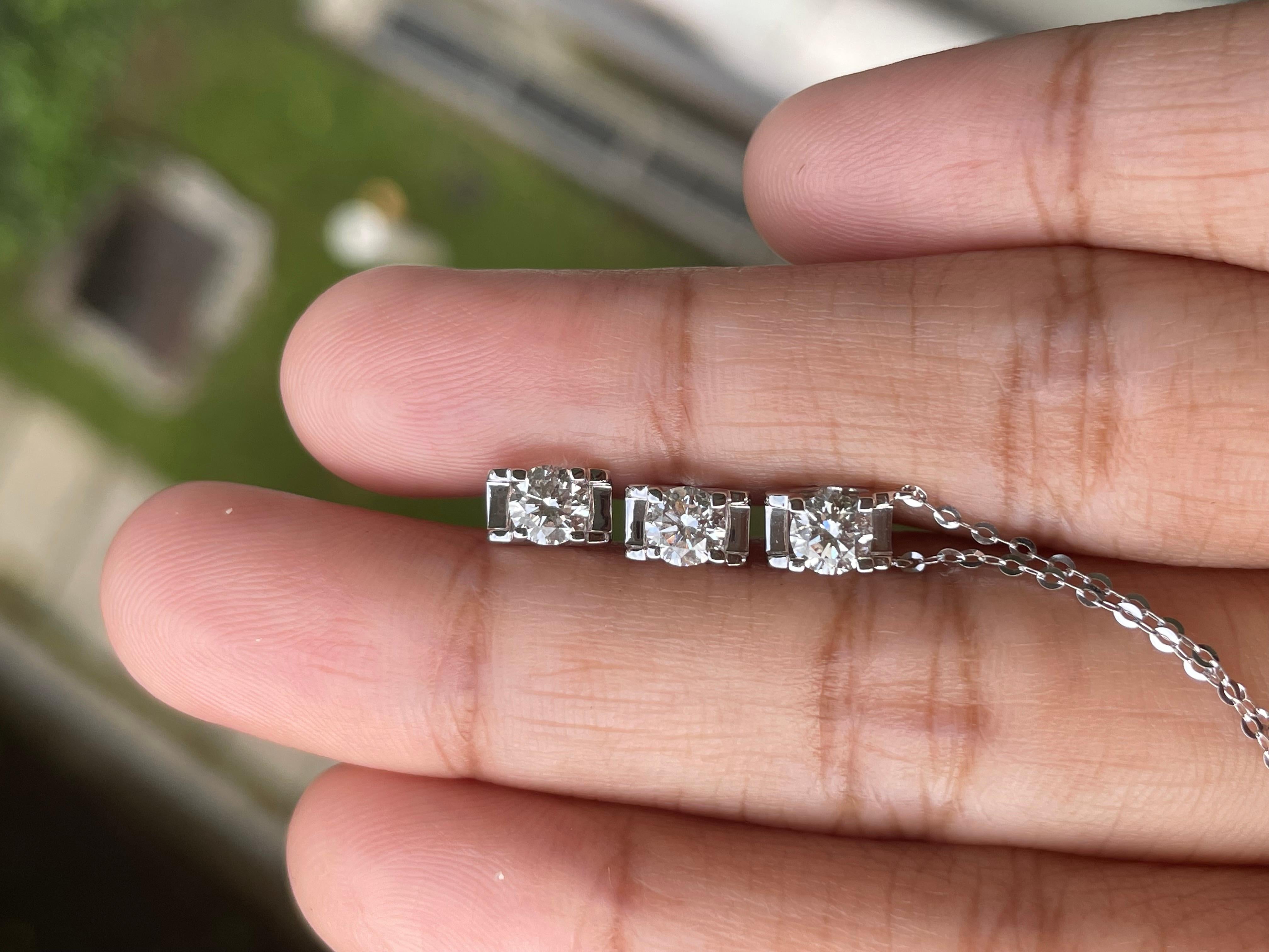 Taglio rotondo Orecchino con diamante naturale IGI da 0,61 carati in oro massiccio 18 carati in vendita