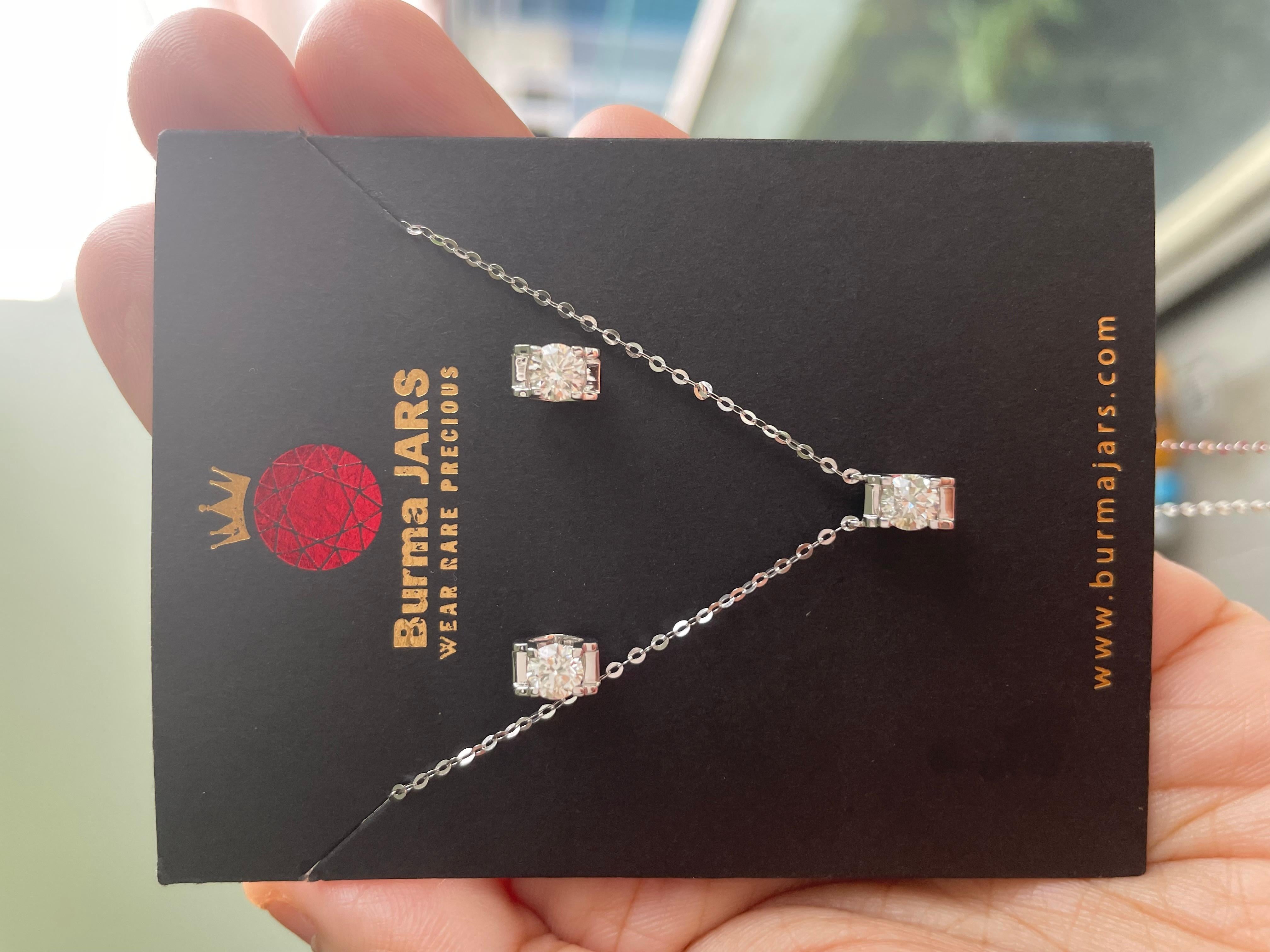 Donna Orecchino con diamante naturale IGI da 0,61 carati in oro massiccio 18 carati in vendita