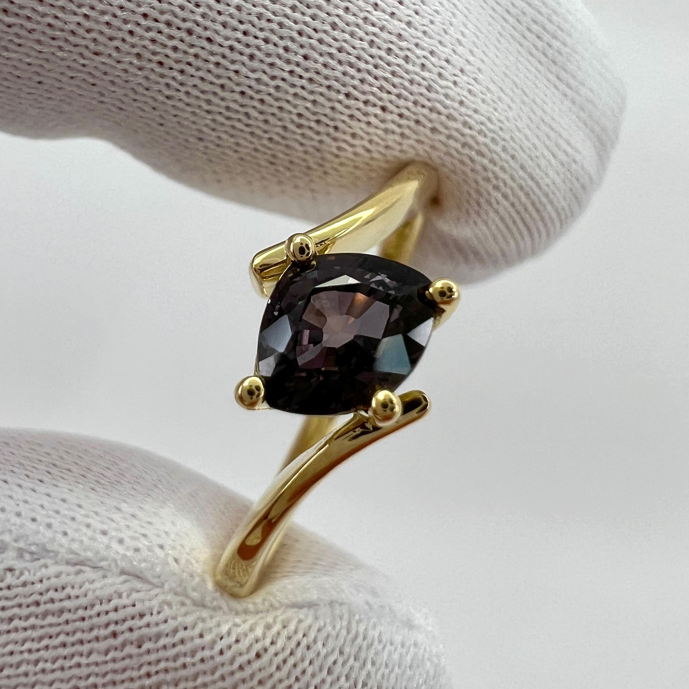 IGI 1,07 Karat Farbwechsel Saphir Rosa Blau Lila Dreieck geschnitten 18k Gold Ring für Damen oder Herren im Angebot