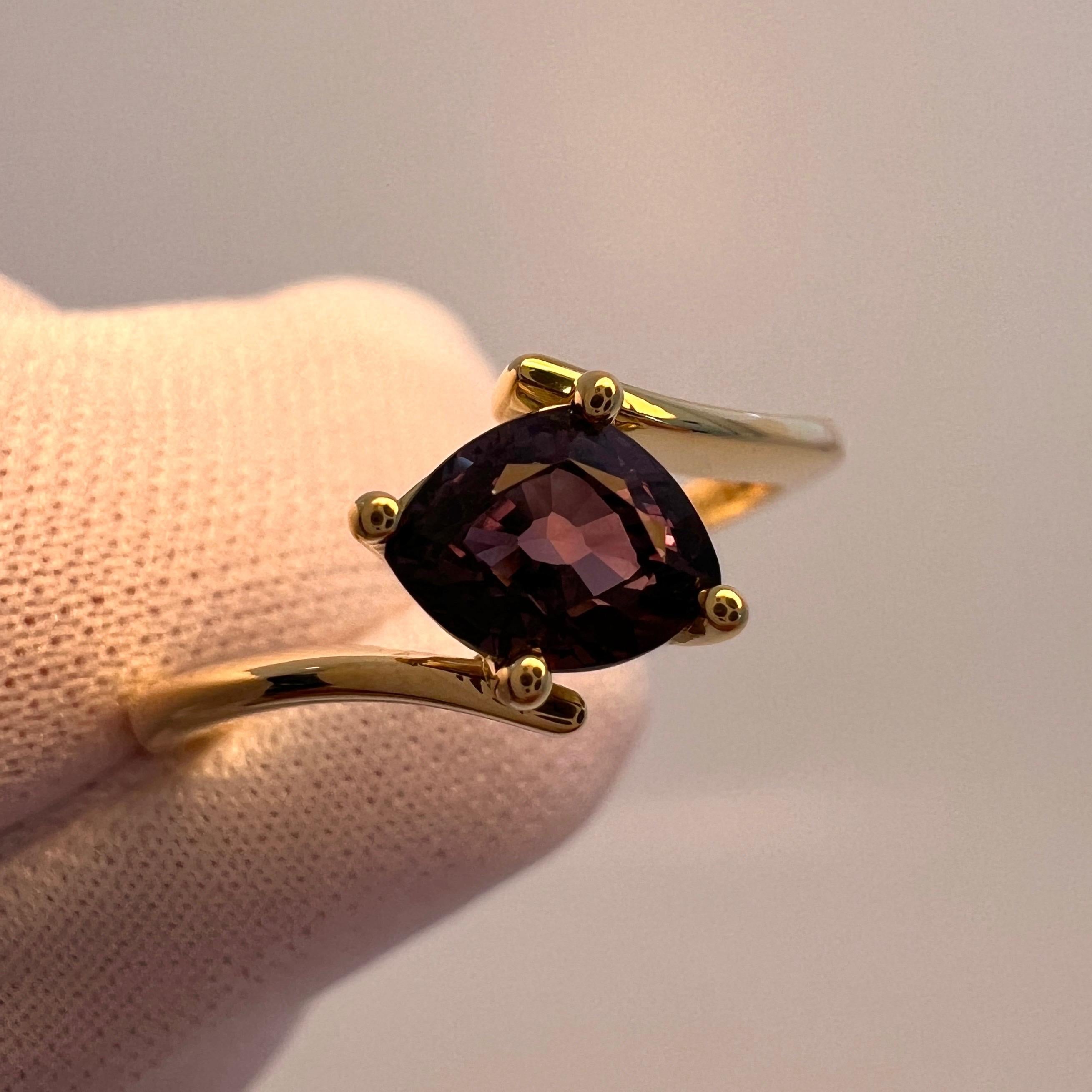 IGI Certified Fancy Colour Change Untreated Sapphire 18k Yellow Gold Solitaire Ring.

Saphir de 1,07 carat avec un effet de changement de couleur rare et unique. Entièrement certifié par IGI comme étant naturel, non traité et avec changement de