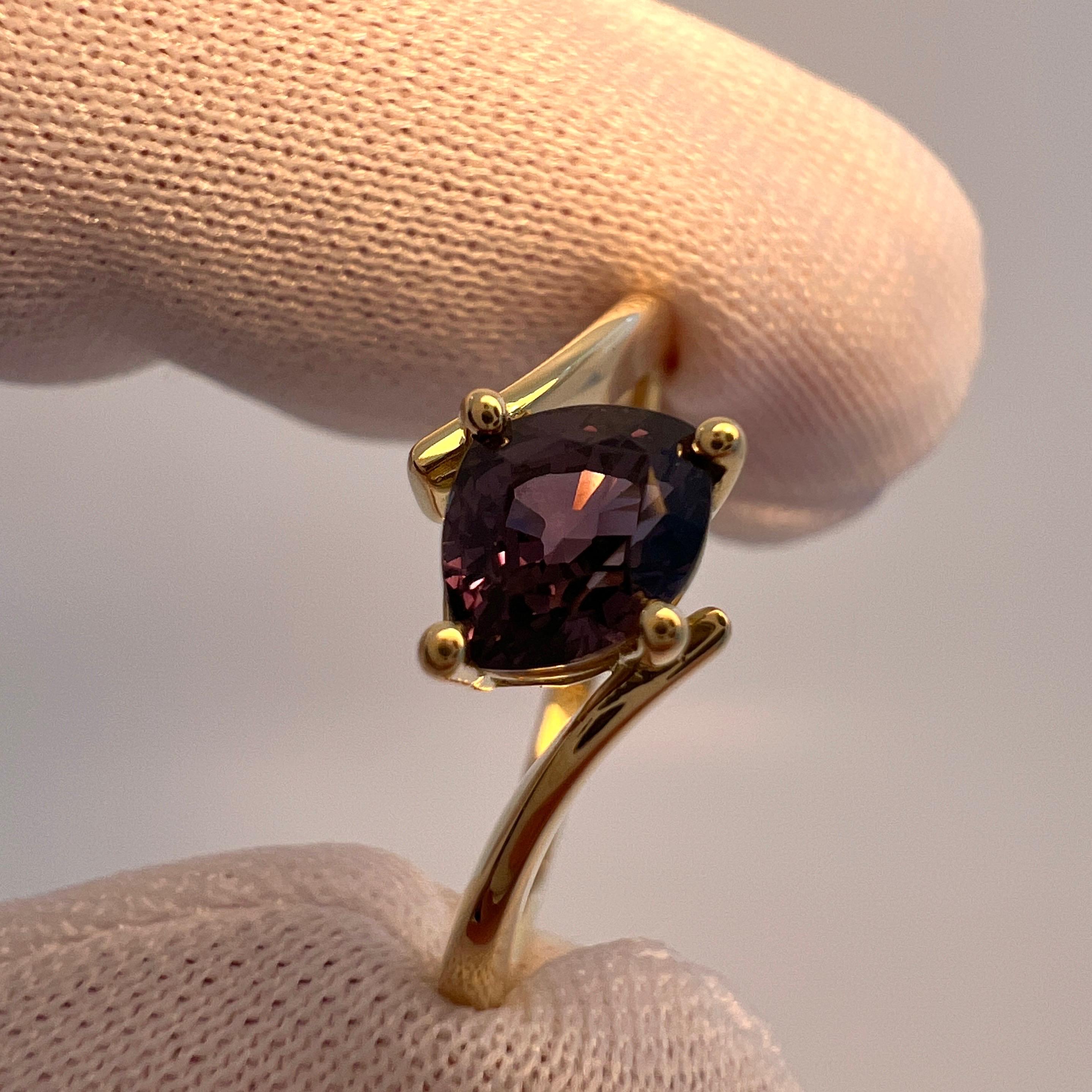 IGI 1.07 Carat Color Change Sapphire Pink Blue Purple Triangle Cut 18k Gold Ring For Sale 1