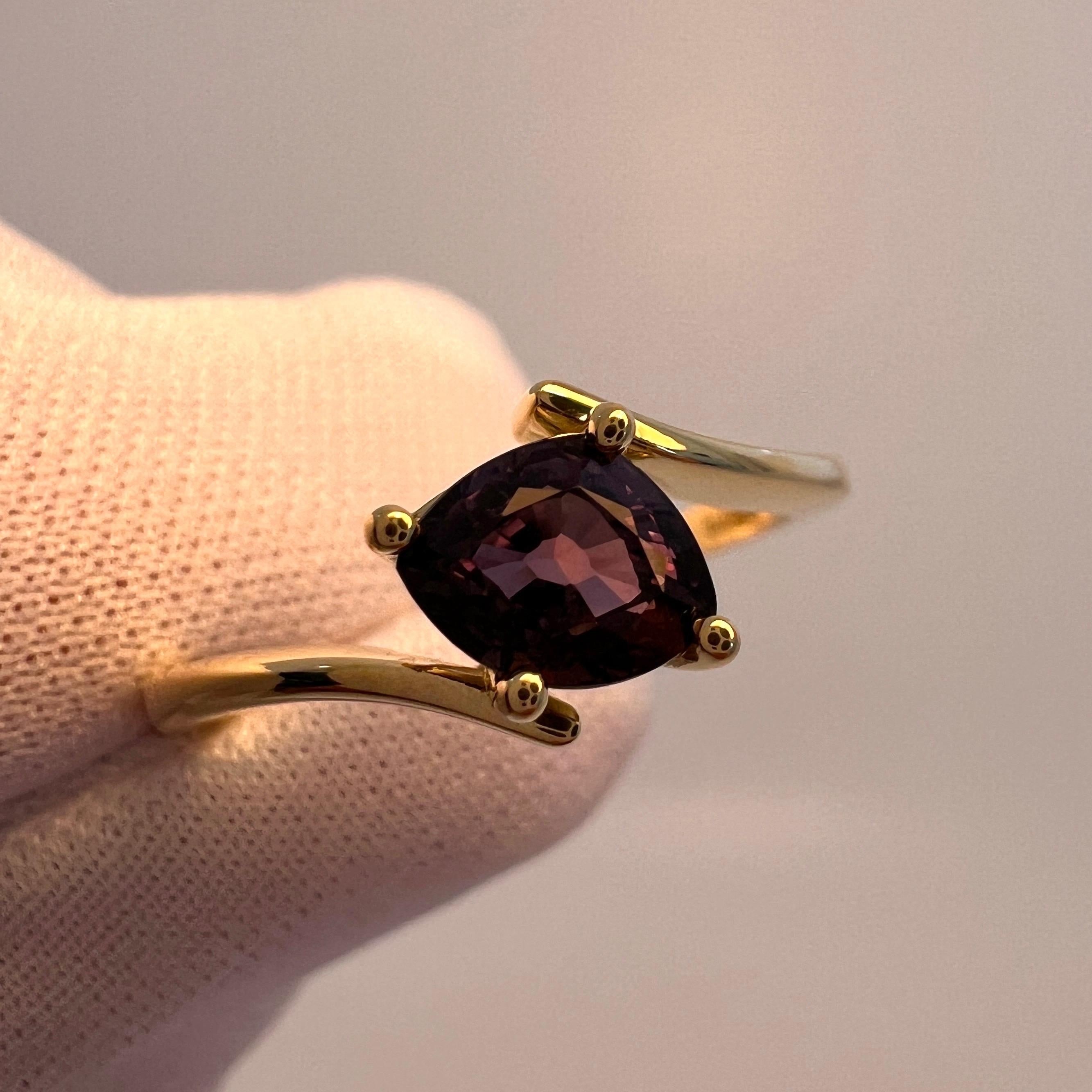 IGI 1.07 Carat Color Change Sapphire Pink Blue Purple Triangle Cut 18k Gold Ring For Sale 3
