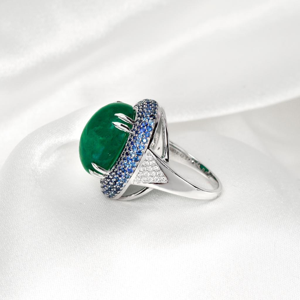 Cabochon IGI 13.56 Ct Vivid Green Emerald Diamond Antique Art Deco Style Engagement Ring For Sale