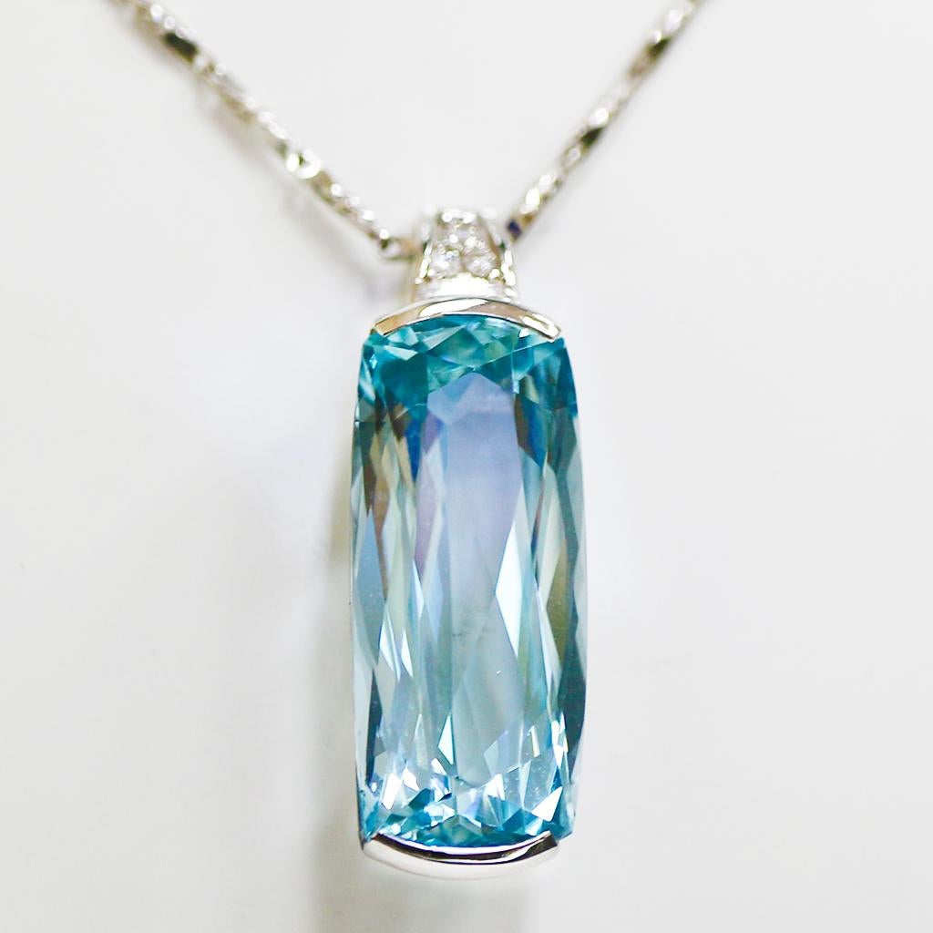 ** One IGI-Certified 14K White Gold 11.57 Ct Santa Maria Aquamarine&Diamonds  Pendant Necklace **

A natural top-quality Santa Maria Aquamarine weighing 11.57 ct set with FG VS natural round brilliant cut diamonds weighing 0.08 ct on the 14K white