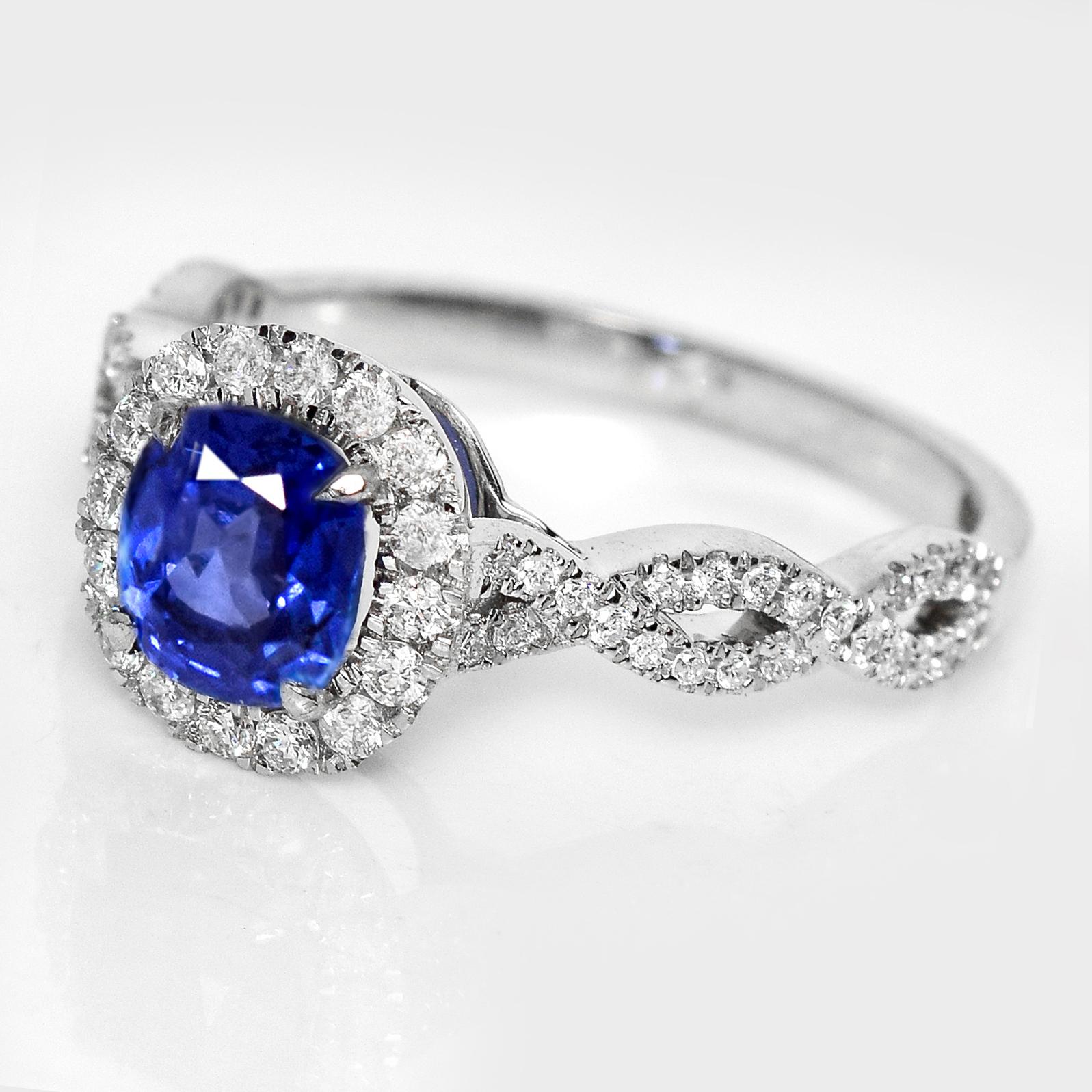 Contemporaneo Anello di fidanzamento IGI 14K 1,35 ct naturale Sri Lanka Vivid Diamonds e Zaffiro Blu in vendita