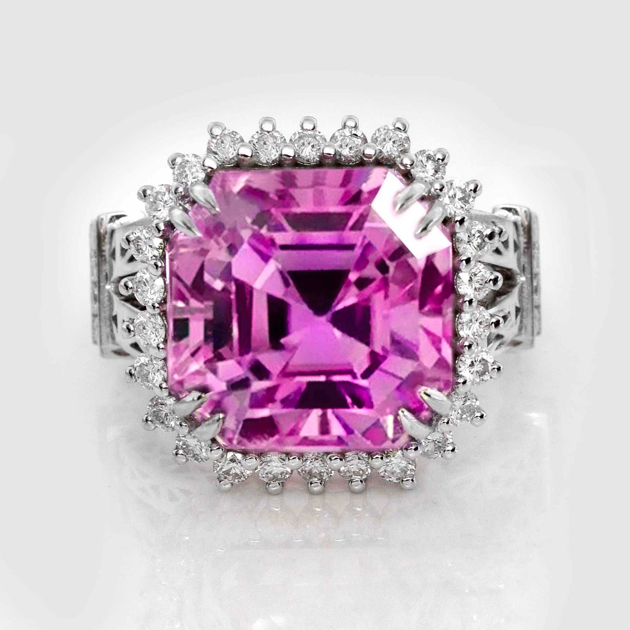 *IGI 14K 14.48 ct Kunzite&Diamanti Anello di fidanzamento antico Art Deco*
La Kunzite rosa intenso naturale come pietra centrale pesa 14,48 carati ed è circondata da diamanti naturali del peso di 0,81 carati sulla fascia a raggiera in oro bianco