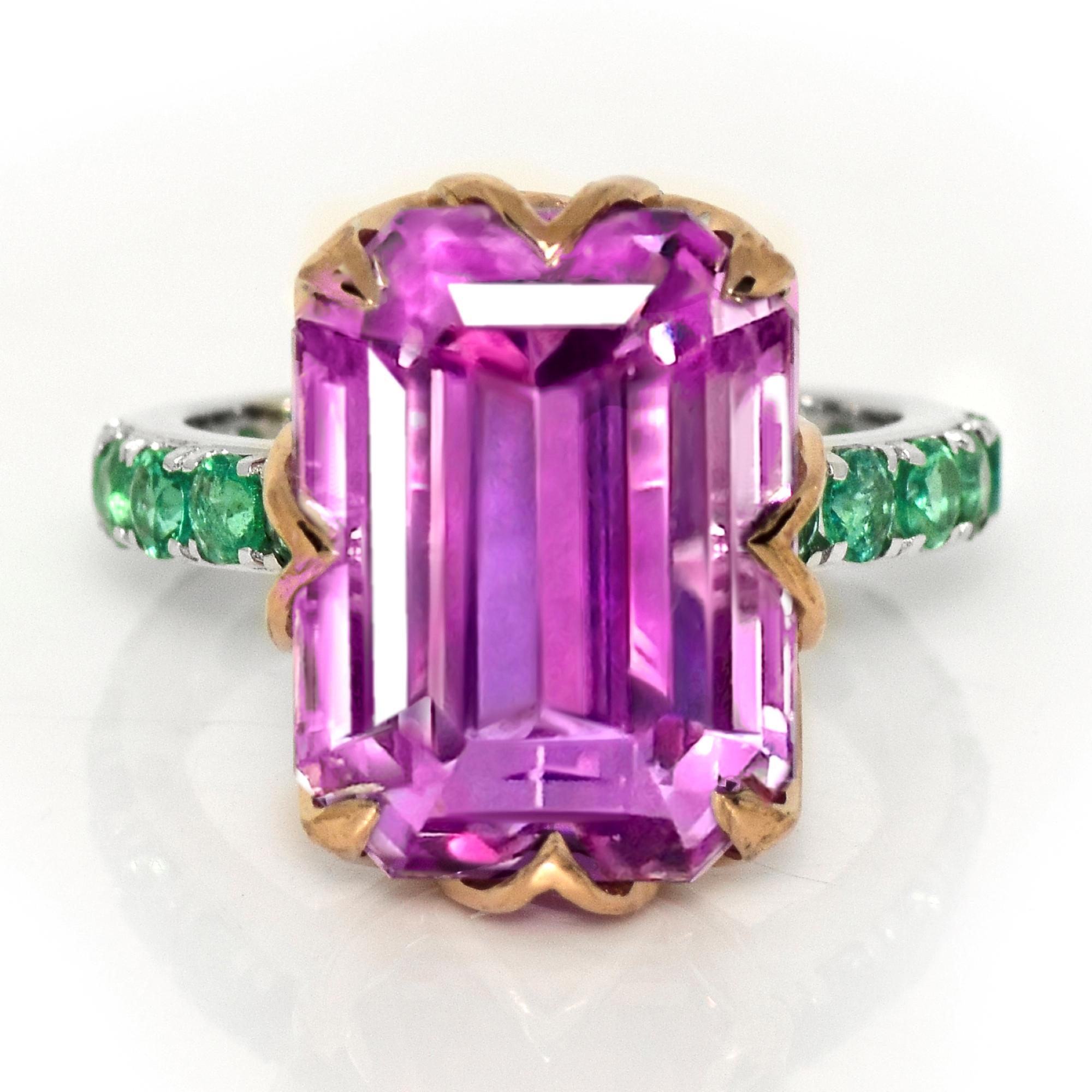 *IGI 14K 14,61 ct Rosa Kunzita&Esmeraldas Anillo de Compromiso Antiguo Art Decó*
Kunzita rosa intenso natural como piedra central de 14,61 ct rodeada de Esmeraldas naturales de 0,96 ct en la banda de oro doble de 14K.

El diseño clásico del halo