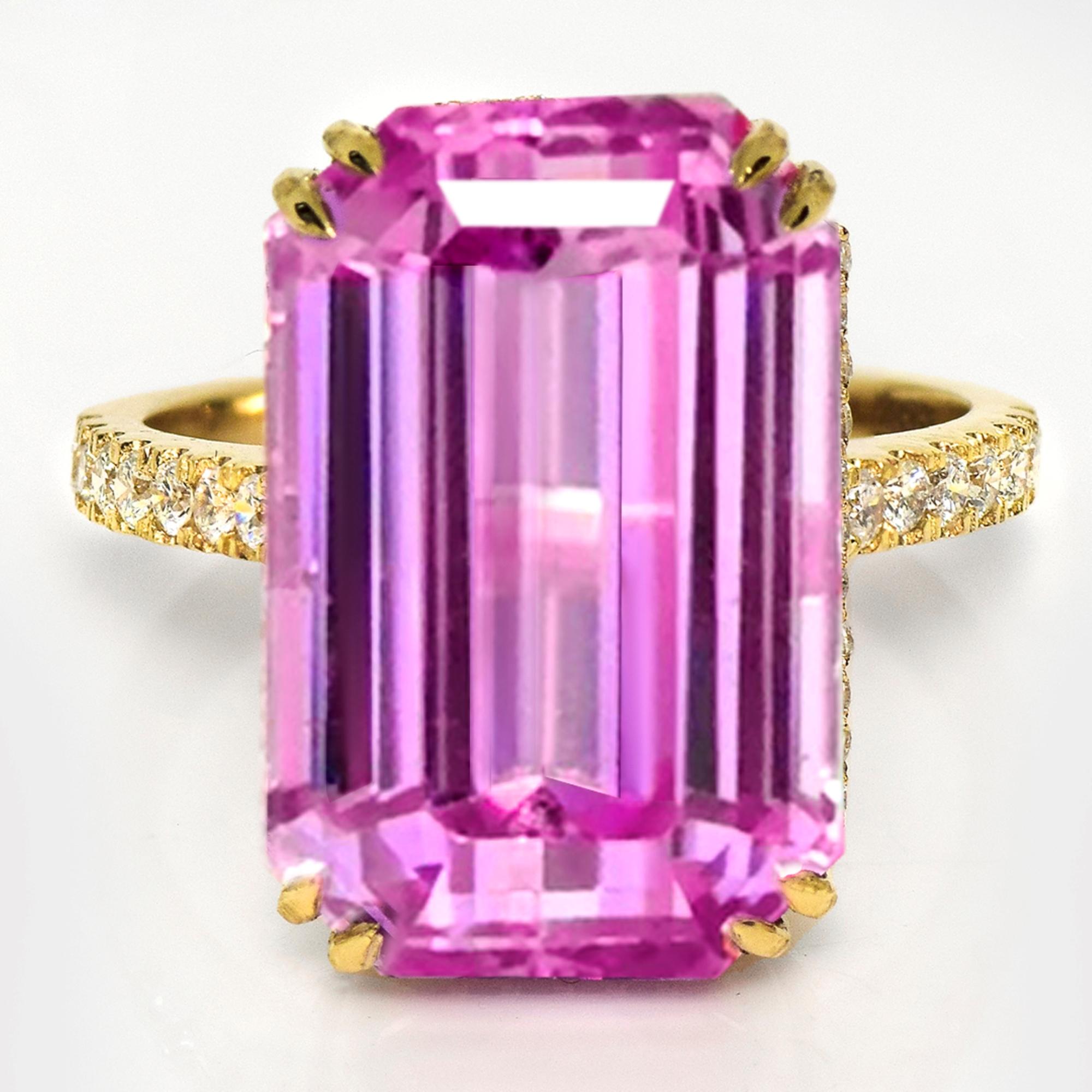 *IGI 14K 16,51 ct Kunzita&Diamantes Anillo de compromiso Art Decó Antiguo*
Kunzita natural de color rosa violáceo intenso como piedra central de 16,51 ct rodeada de diamantes naturales de 0,42 ct en la banda de oro amarillo de 14 quilates con diseño