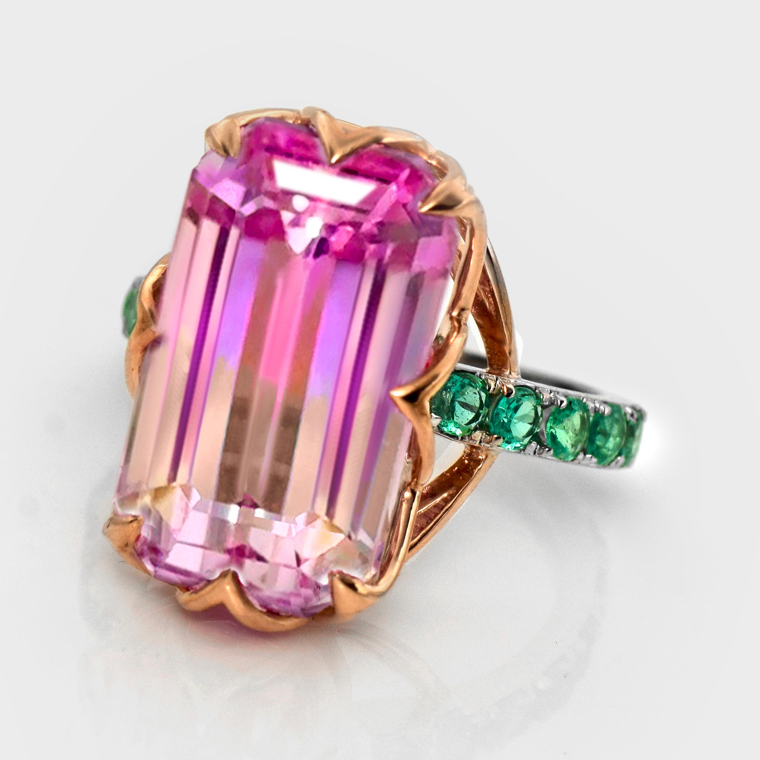 Contemporary IGI 14K 18.18 ct Dual-Color Kunzite&Emeralds Art Deco Cocktail Ring For Sale