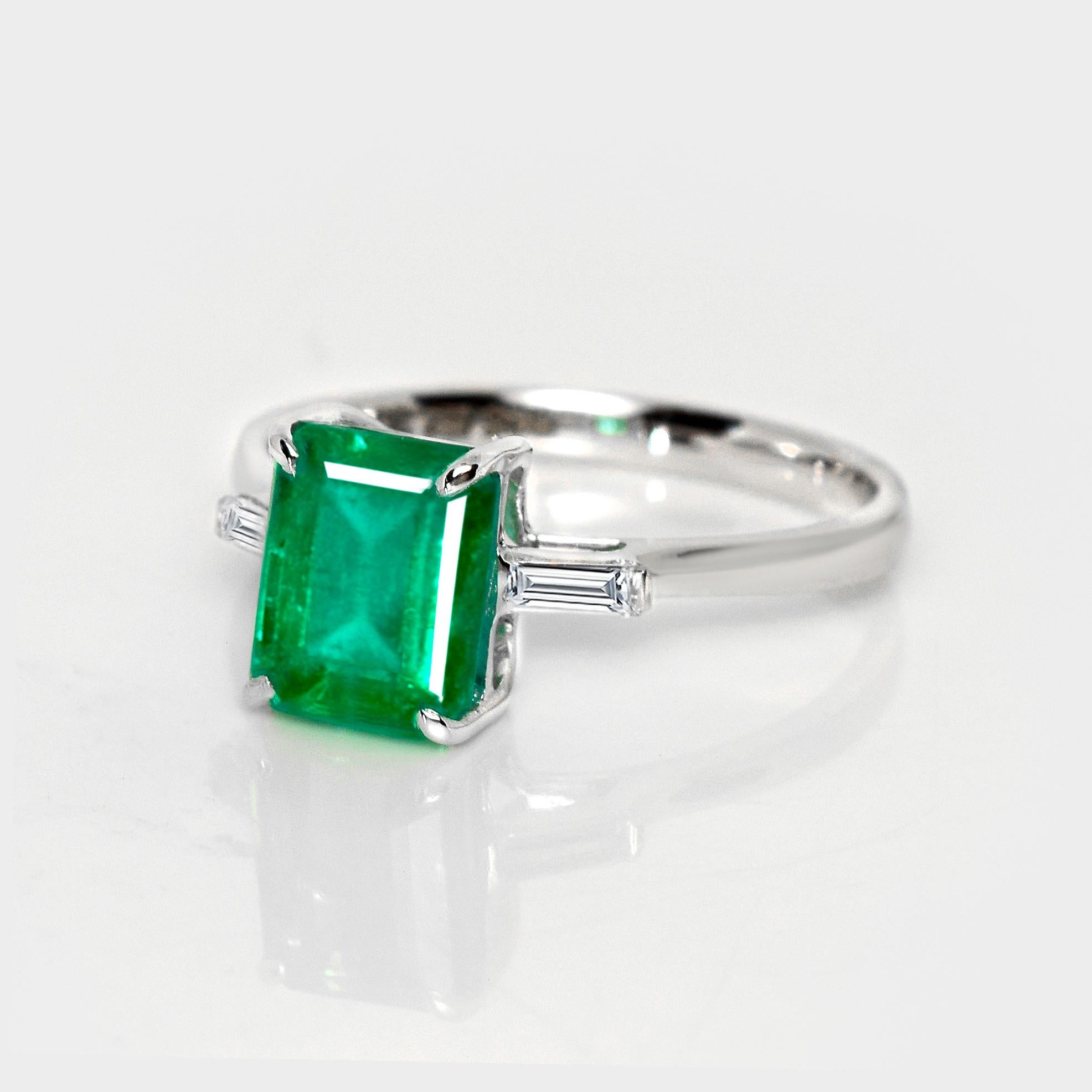 Contemporary IGI 14K 2.20 Ct Natural Emerald&Diamonds Antique Engagement Ring For Sale