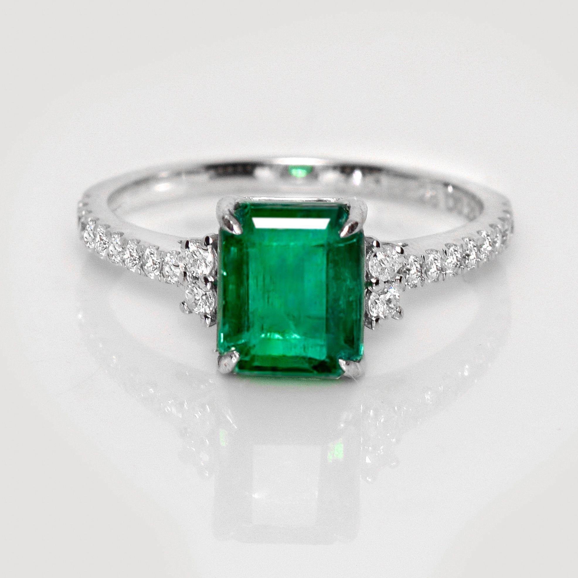 *IGI 14K 2.26 Ct Esmeralda Natural&Diamantes Anillo de Compromiso Antiguo*

Una esmeralda natural de color verde azulado intenso, certificada por el IGI, con un peso de 2,26 quilates, engastada en una lujosa banda de oro blanco de 14 quilates con