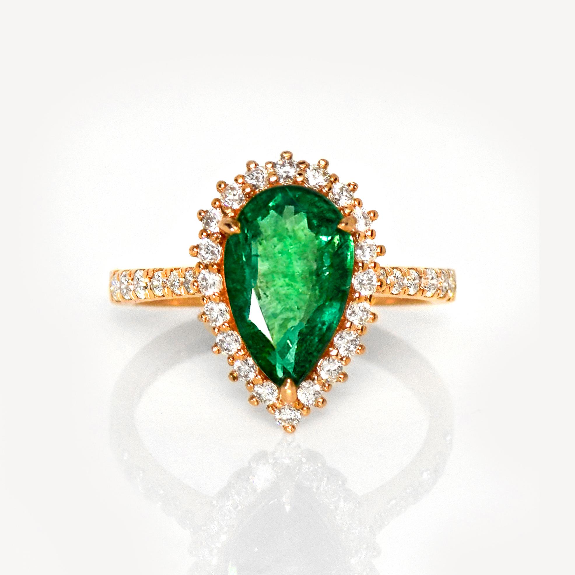 *IGI 14K 2.28 Ct Natural Emerald&Diamonds Antique Engagement Ring*

An IGI-certified natural intense bluish-green emerald weighing 2.28 ct set on a 14K rose gold luxury table design band with natural F-G, VS diamonds weighing 0.52 ct.

The ring