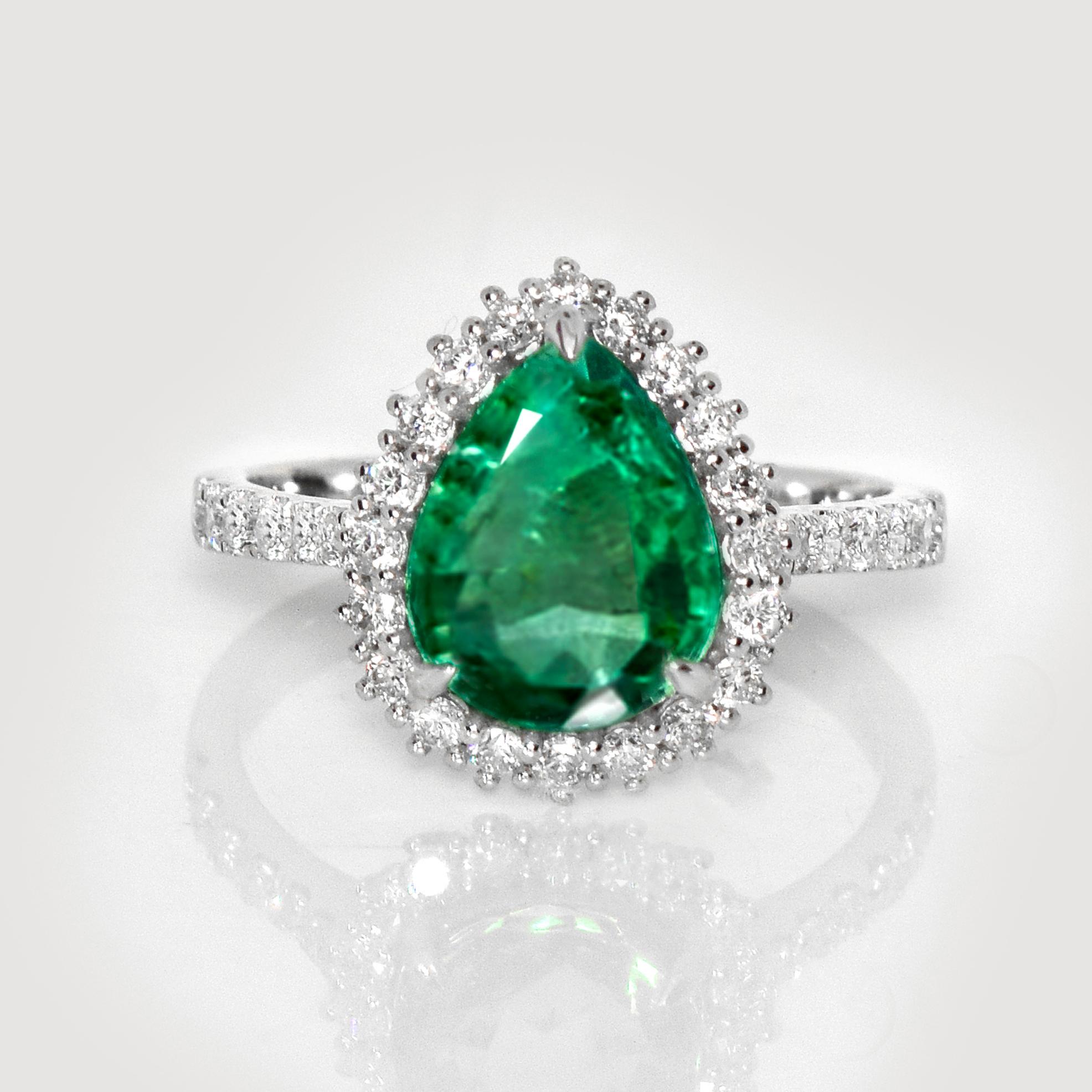 *IGI 14K 2.34 Ct Natural Emerald&Diamonds Antique Engagement Ring*

An IGI-certified natural intense bluish-green emerald weighing 2.34 ct set on a 14K white gold luxury table design band with natural F-G, VS diamonds weighing 0.52 ct.

The ring