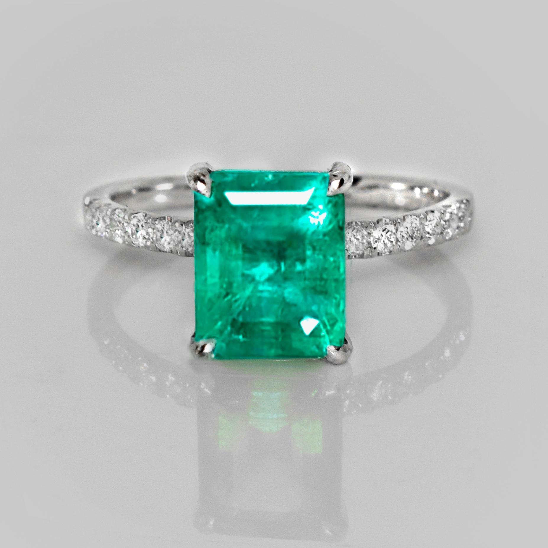*IGI 14K 2.51 Ct Natural Emerald&Diamonds Antique Engagement Ring*

An IGI-certified natural intense bluish-green emerald weighing 2.51 ct set on a 14K white gold luxury table design band with natural F-G, VS diamonds weighing 0.22 ct.

The ring