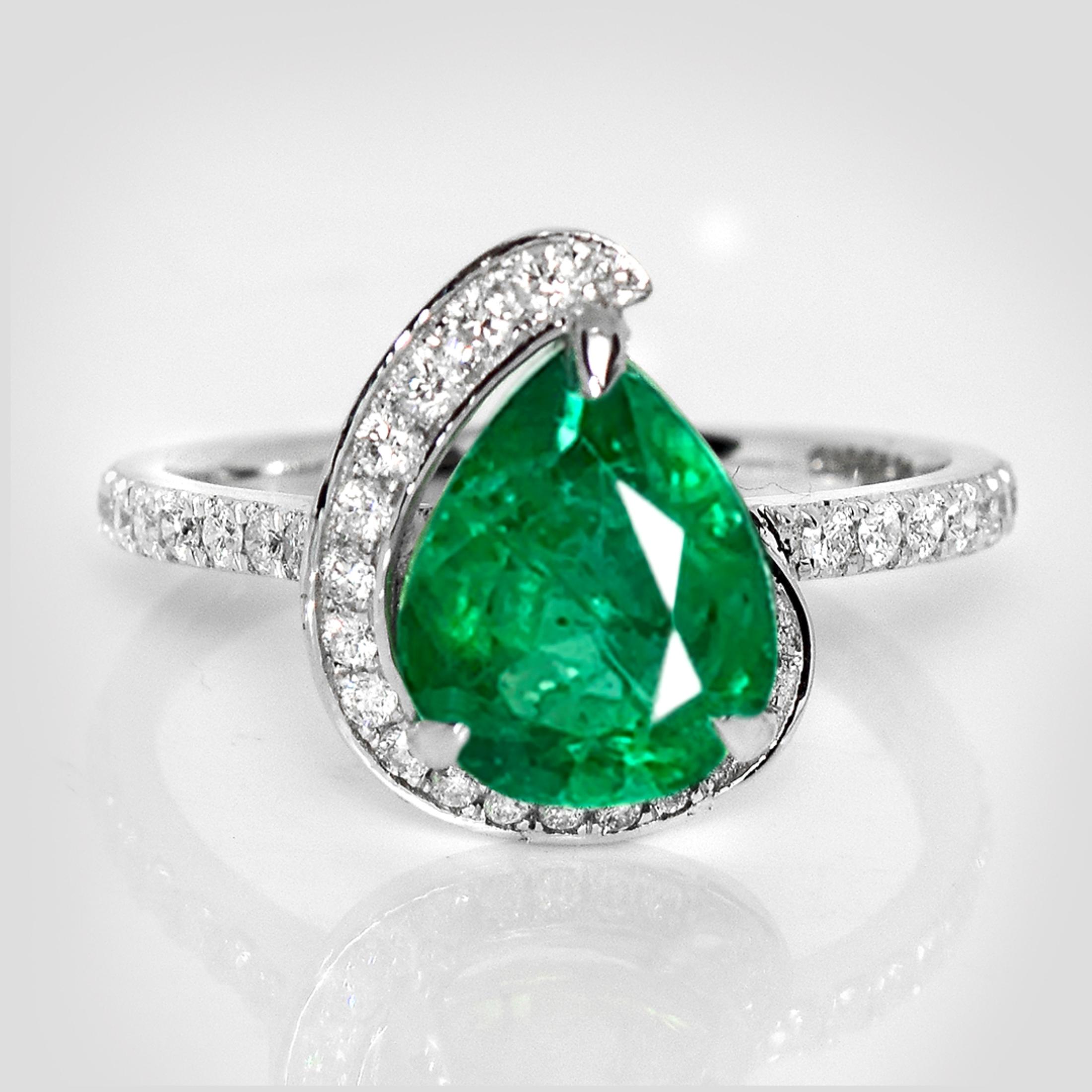 *IGI 14K 2.96 Ct Natural Emerald&Diamonds Antique Engagement Ring*

An IGI-certified natural intense green emerald weighing 2.96 ct set on a 14K white gold luxury table design band with natural F-G, VS diamonds weighing 0.37 ct.

The ring combines