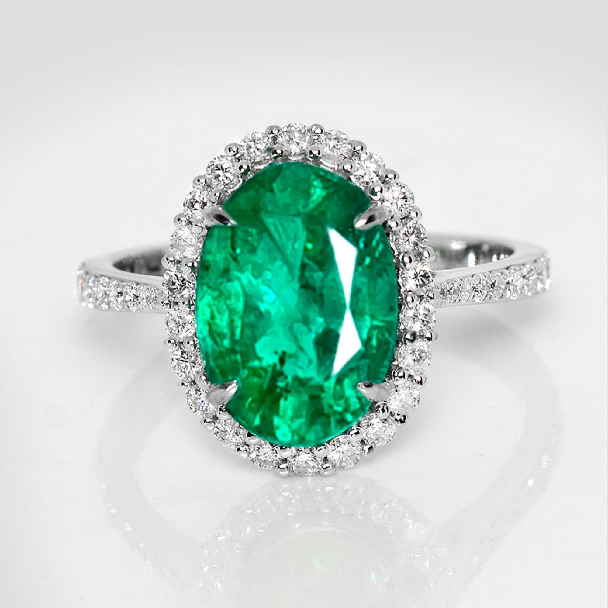 *IGI 14K 3.42 Ct Colombia Color Smeraldo&Diamanti Anello di fidanzamento antico*

Uno smeraldo naturale verde vivo, colore Colombia, certificato IGI, del peso di 3,42 carati, incastonato sulla fascia in oro bianco 14K con diamanti naturali F-G, VS,