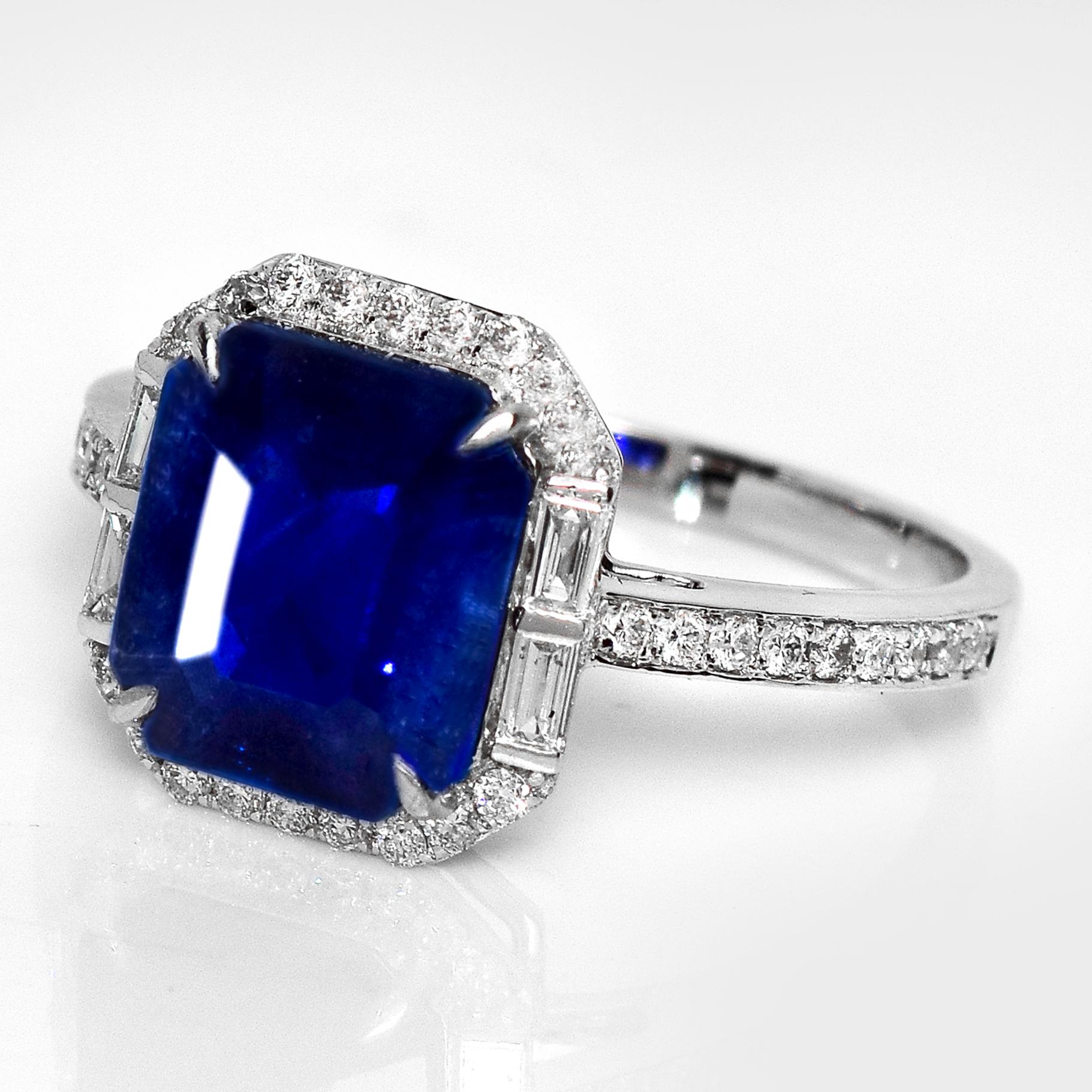 IGI Anillo de compromiso de zafiro azul intenso y diamantes naturales de Sri Lanka de 14 quilates y 3,46 quilates Contemporáneo en venta