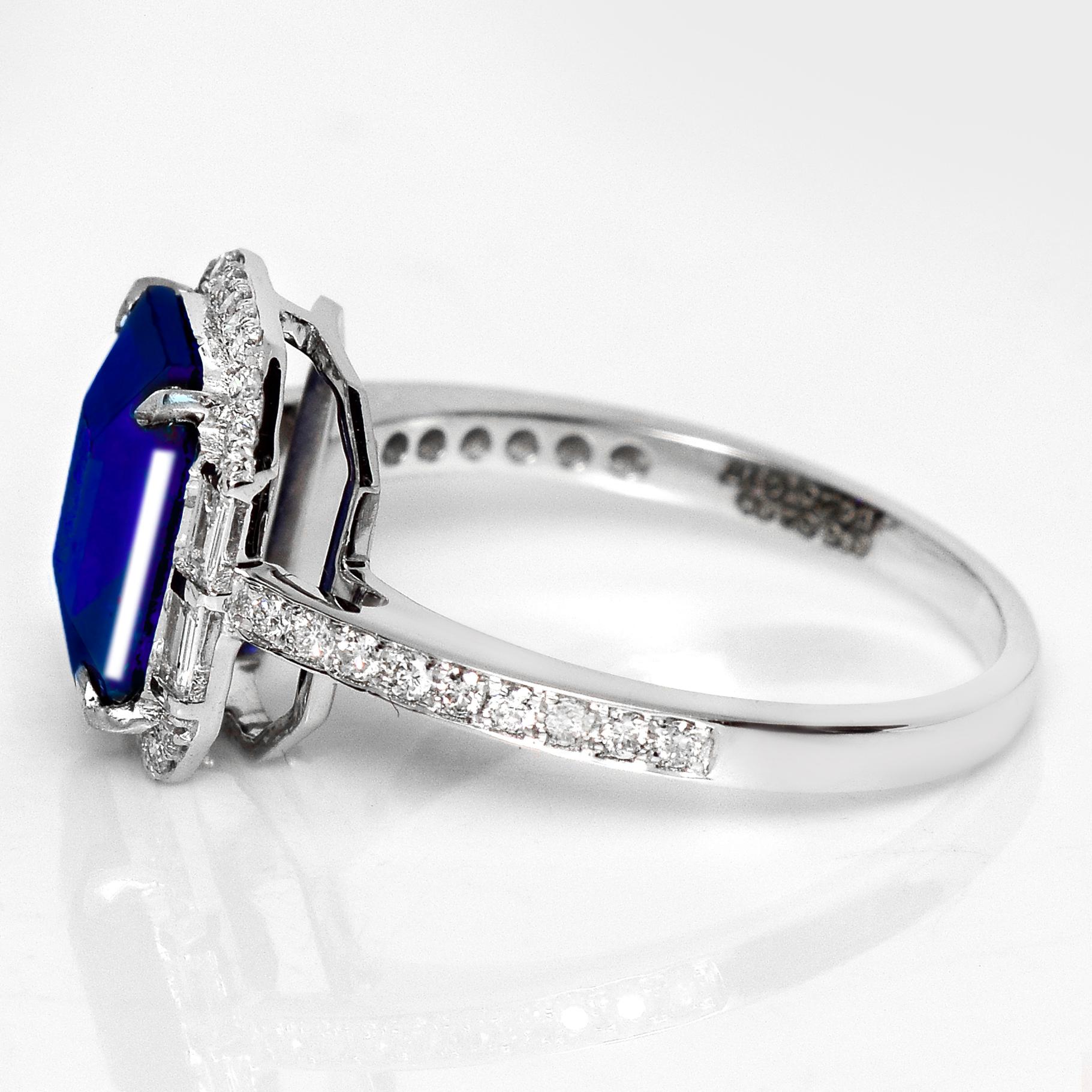 IGI Anillo de compromiso de zafiro azul intenso y diamantes naturales de Sri Lanka de 14 quilates y 3,46 quilates Corte esmeralda en venta