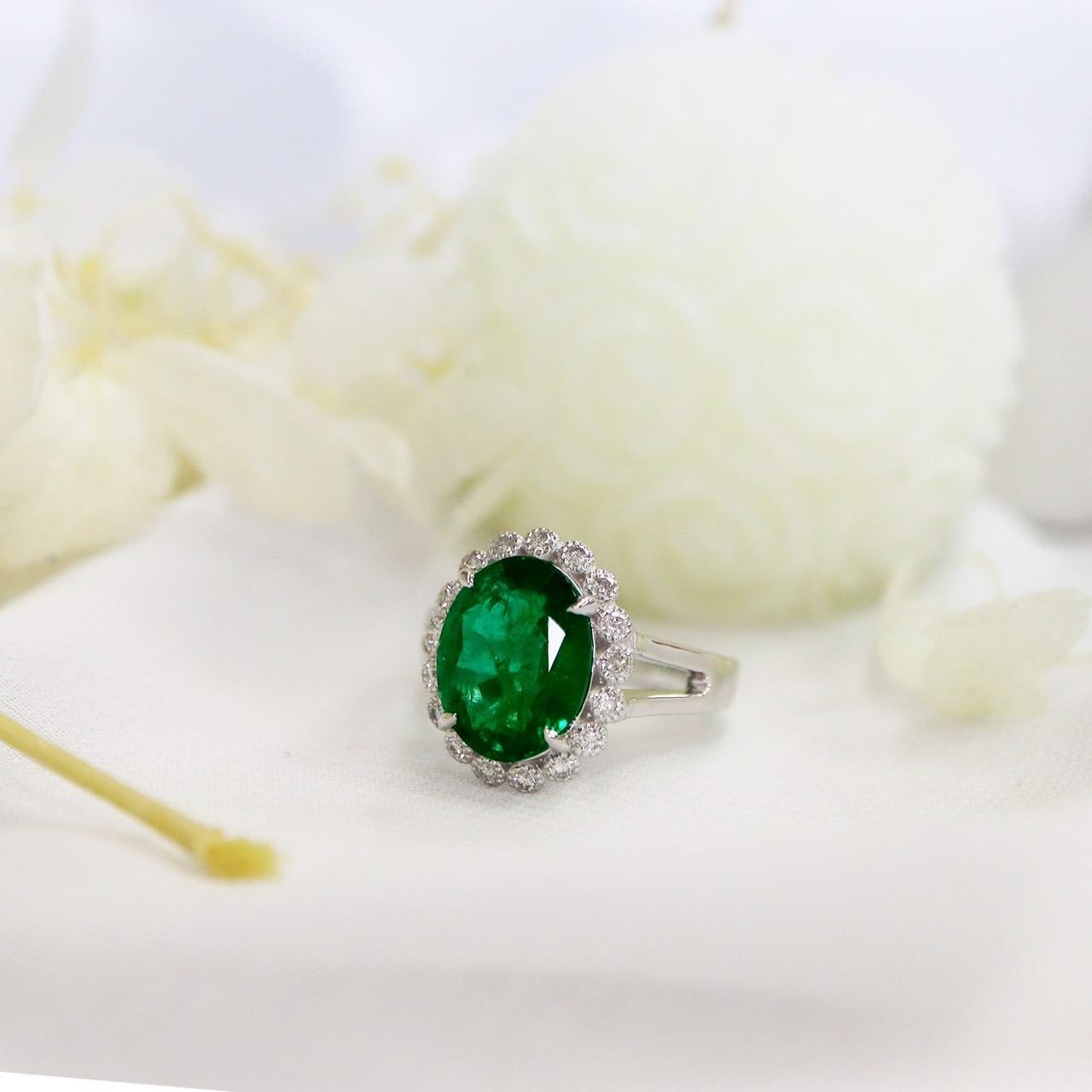 IGI 14K 3.59 Ct Natural Emerald&Diamonds Antique Engagement Ring For Sale 2