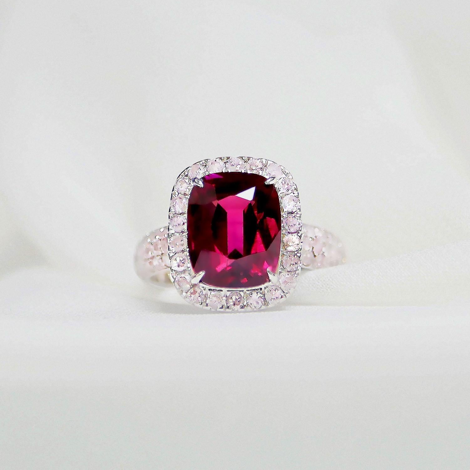 *IGI 14K 3.72 Ct Red Garnet&Pink Diamonds Antique Art Deco Style Engagement Ring* (Bague de fiançailles Art Déco)

Grenat naturel rouge violacé pesant 3,72 ct serti sur un anneau en or blanc 14K à motif pave' avec des diamants roses ronds de taille