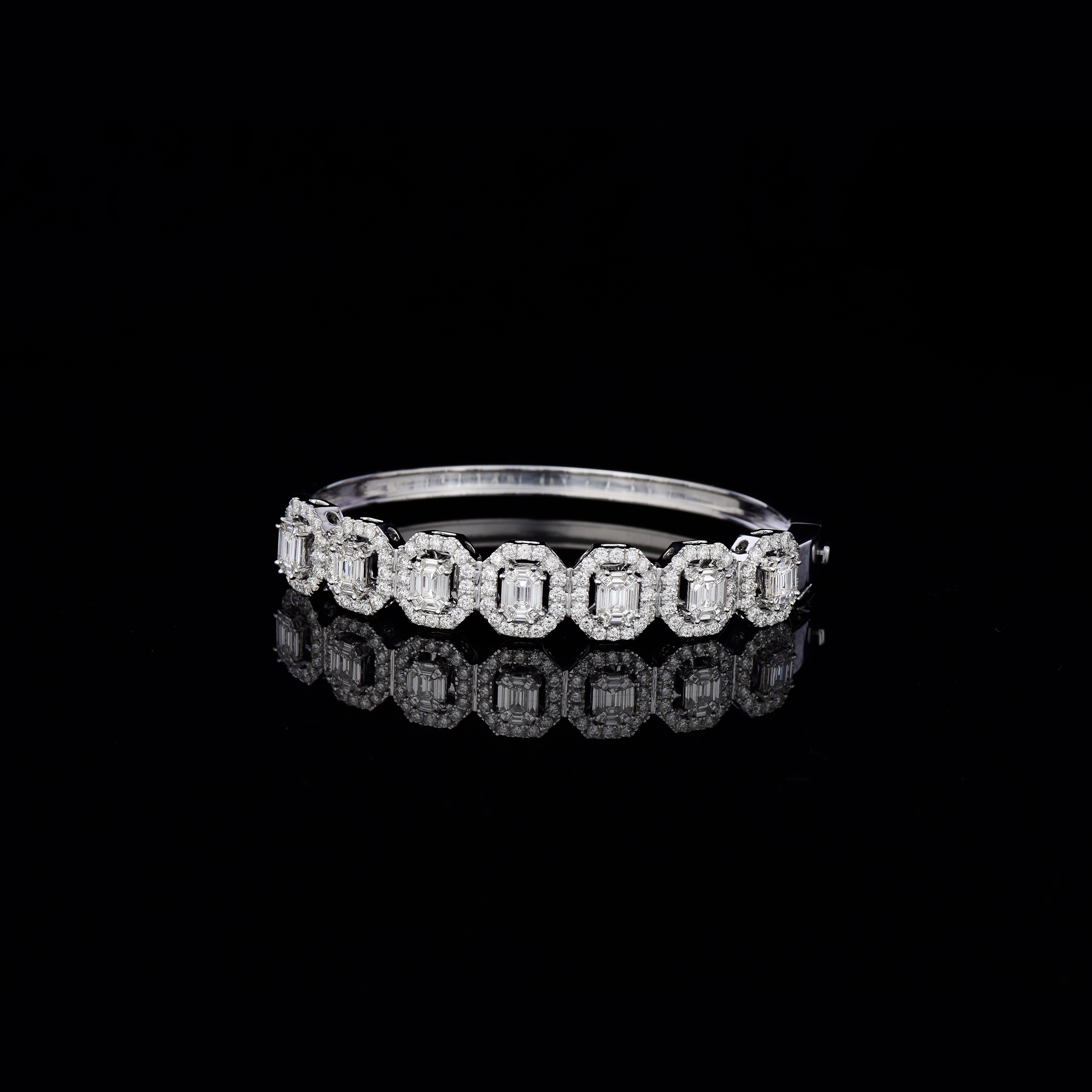 * IGI 14K 3.92 Ct F,VS Diamond Antique Art Deco Bangle Bracelet **

IGI-Certified natural 63 pieces of FG VS illusion diamonds weighing 1.80 ct surrounded with natural round brilliant diamonds weighing 2.12 ct on the 14K white gold band. 

The