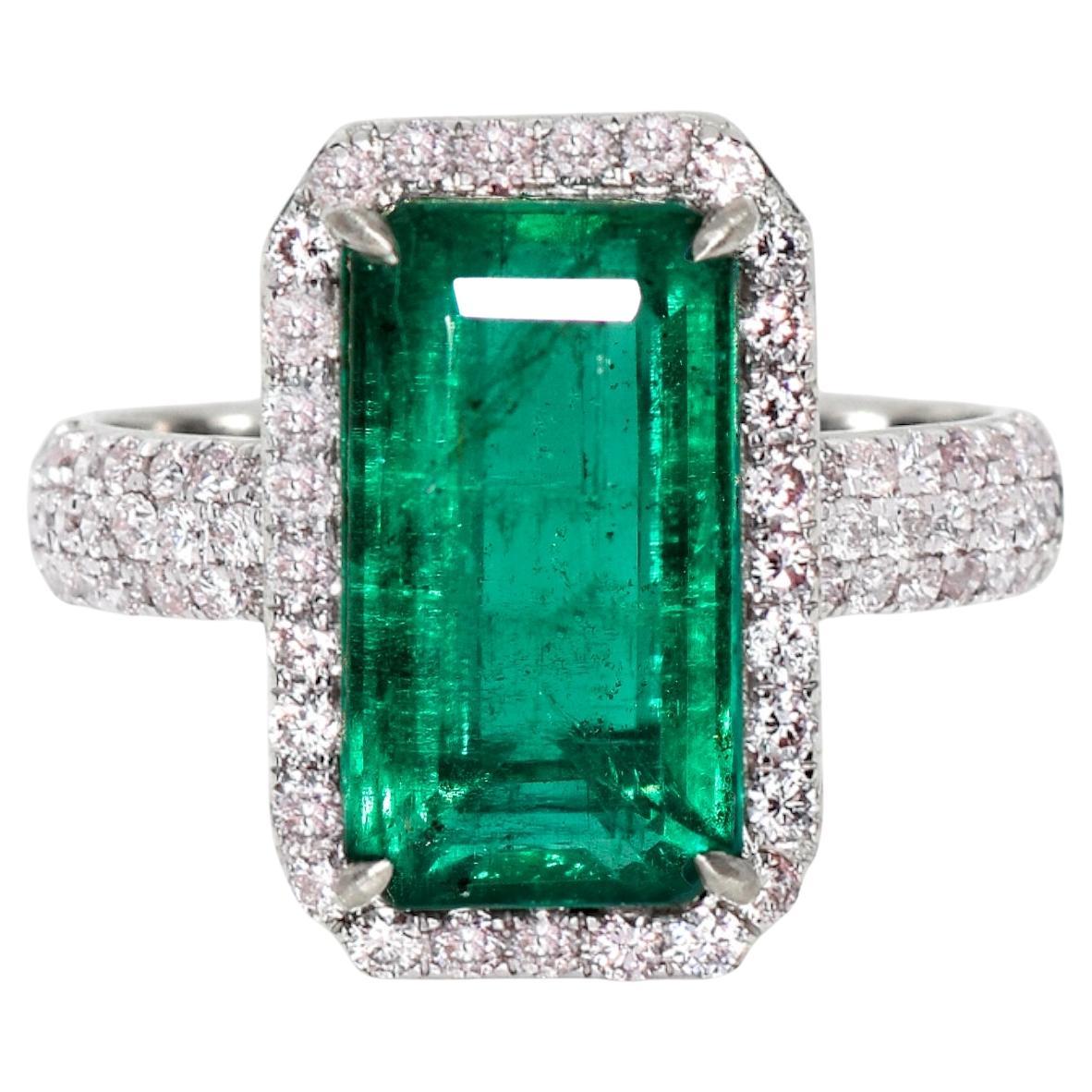 IGI 14K 4,47 Karat Antiker Verlobungsring mit natürlichem Smaragd und Diamanten