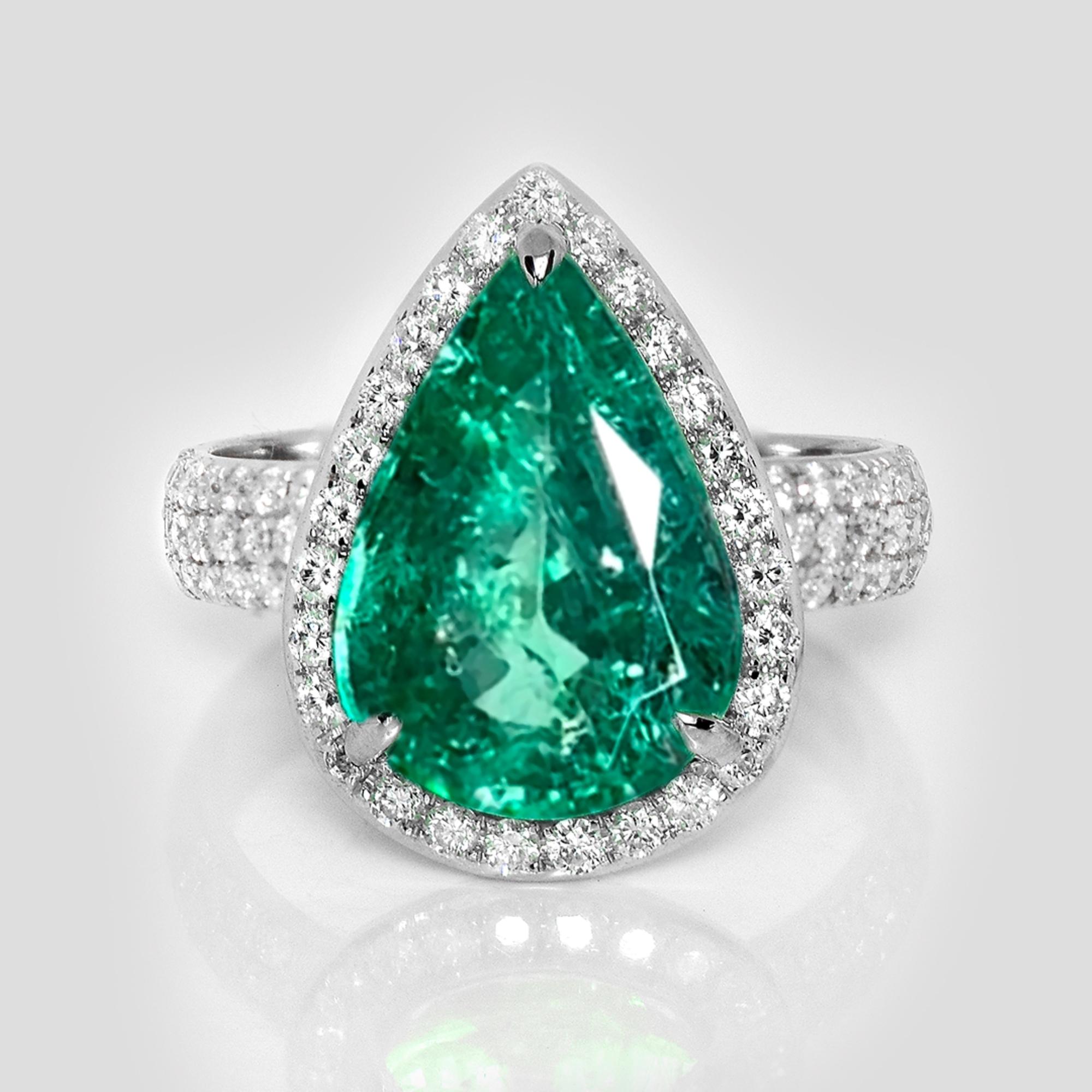 *IGI 14K 4.87 Ct Colombia Colore Smeraldo&Diamanti Anello di fidanzamento antico*

Uno smeraldo naturale verde vivo, colore Colombia, certificato IGI, del peso di 4,87 carati, incastonato sulla fascia in oro bianco 14K con diamanti naturali F-G, VS,