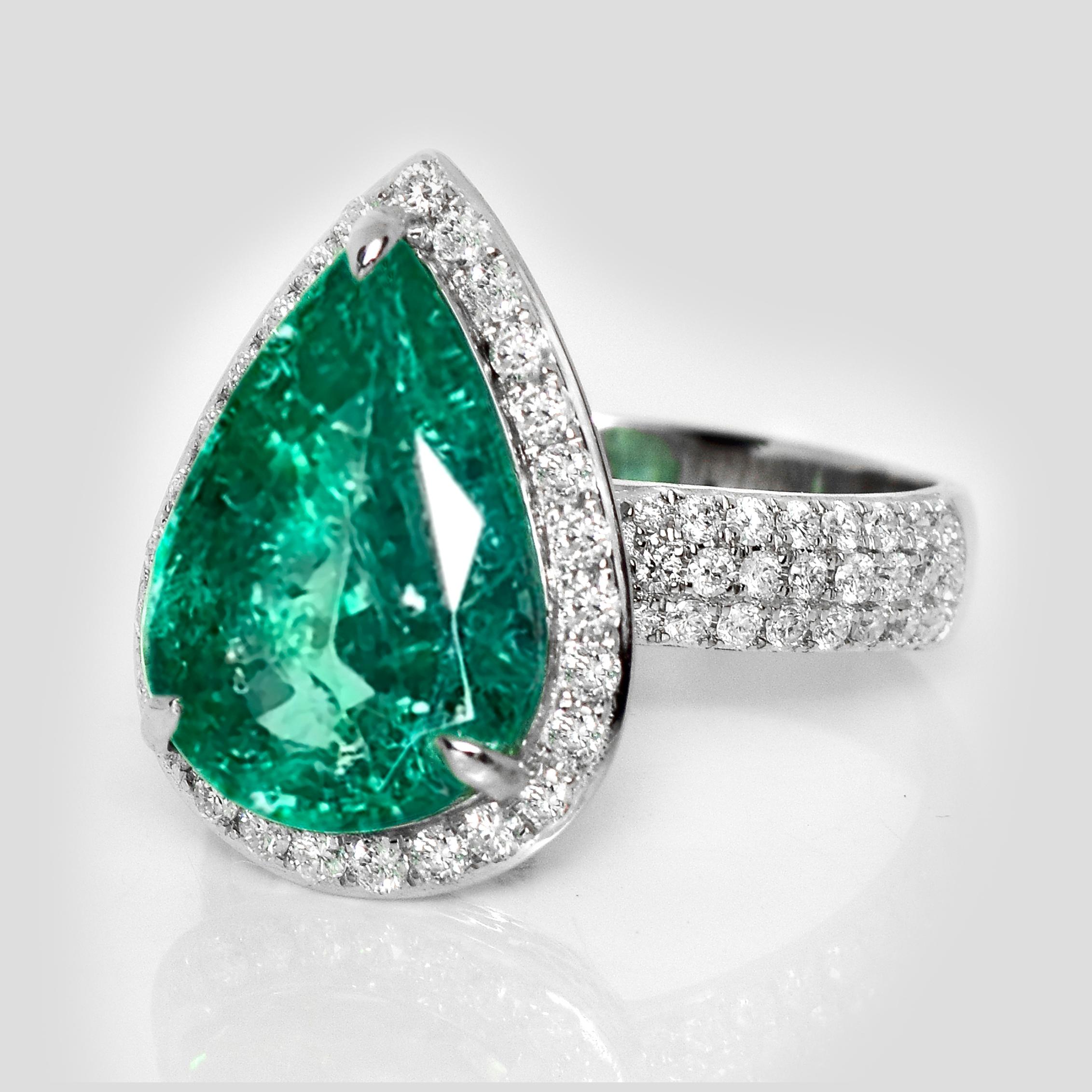 Contemporaneo Anello di fidanzamento antico IGI 14K 4,87 Ct Colombia Color Smeraldo e diamanti in vendita