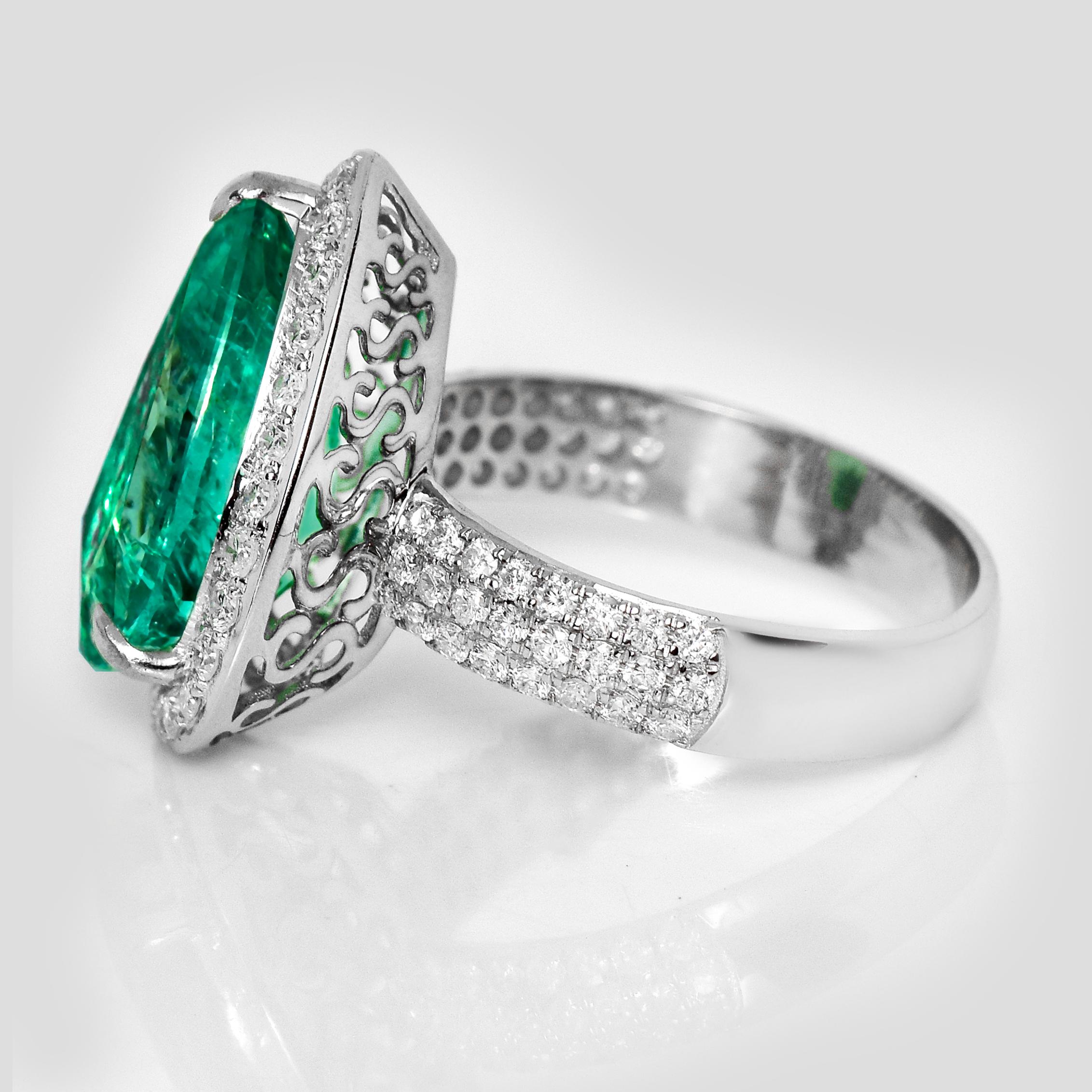 Taglio a goccia Anello di fidanzamento antico IGI 14K 4,87 Ct Colombia Color Smeraldo e diamanti in vendita