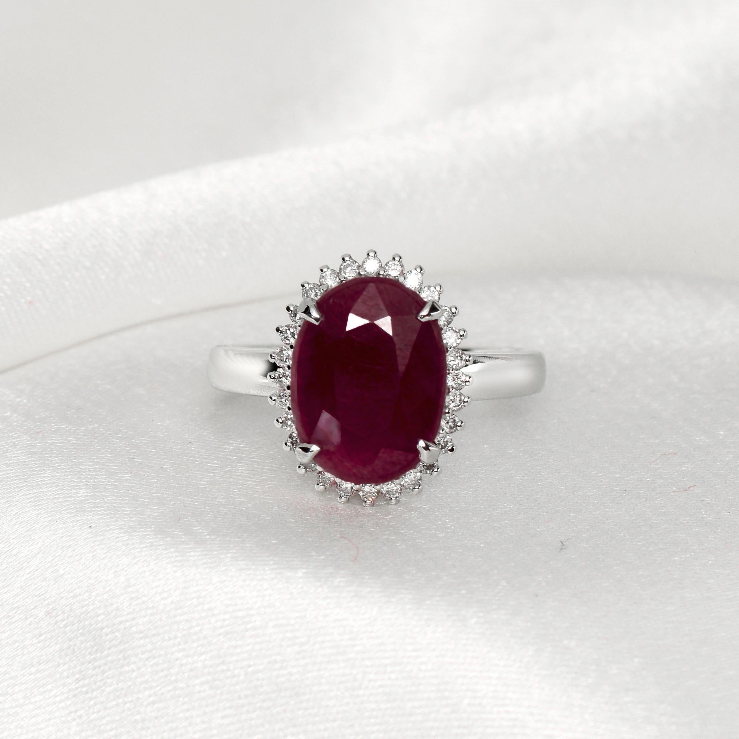 ** IGI-zertifiziert 14K Weißgold 5,25 Ct natürlichen Rubin & Diamanten Verlobungsring**
Ein IGI-zertifizierter, natürlicher, unerhitzter, purpurroter Rubin als Mittelstein mit einem Gewicht von 5,25 ct, umgeben von FG VS-Akzentdiamanten mit einem