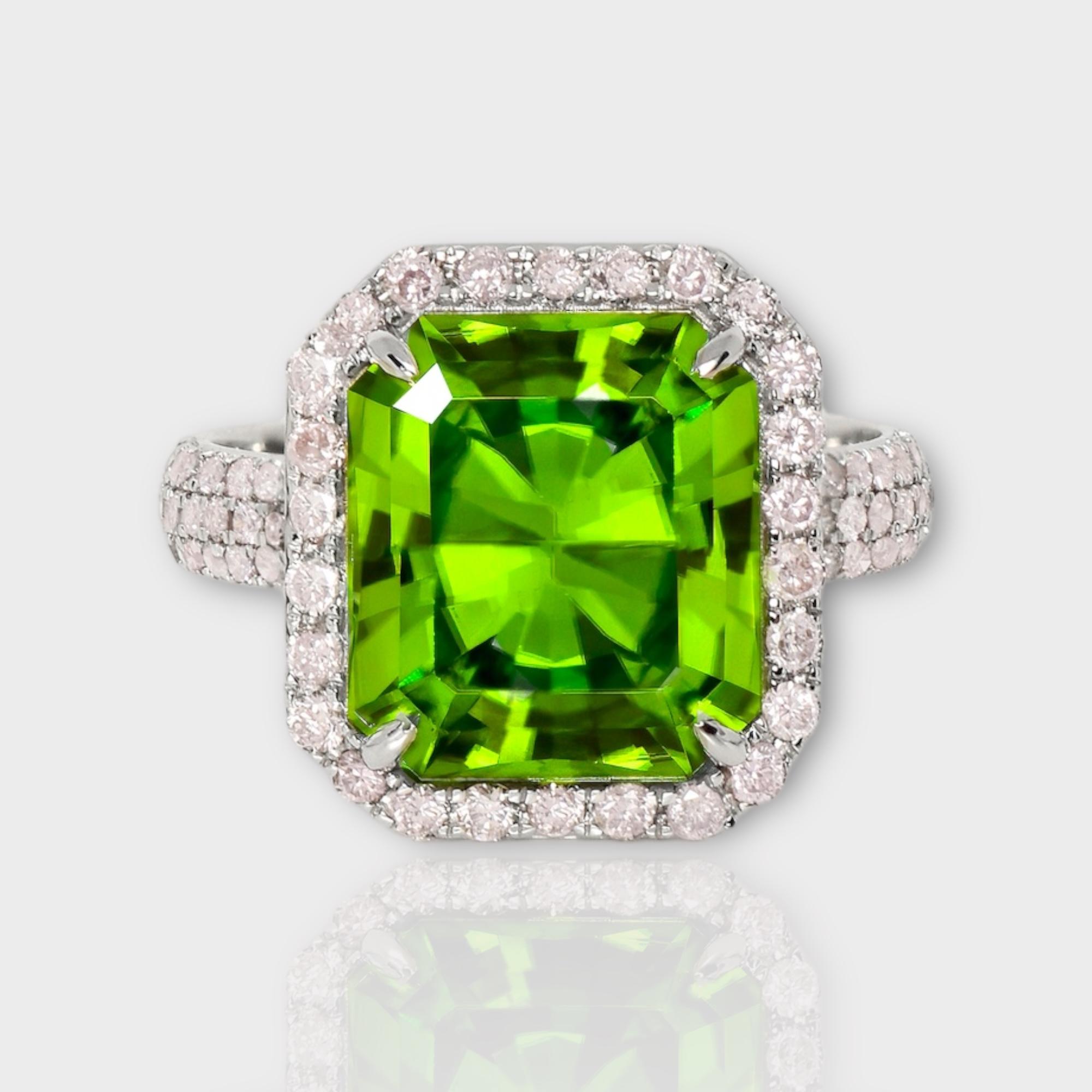 ** IGI 14K Weißgold 5.50 Ct Top Peridot&Diamanten Verlobungsring **

Ein natürlicher Top-Peridot mit einem Gewicht von 5,50 Karat ist auf einem Band aus 14 Karat Weißgold gefasst, das von natürlichen rosafarbenen, runden Diamanten im Brillantschliff