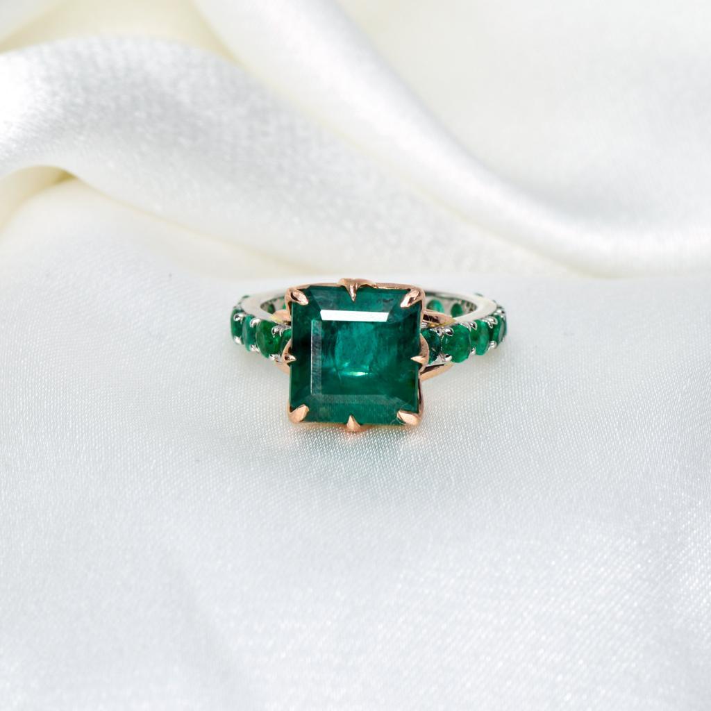 A 14K White/Pink Dual Color Gold 4.20 Ct Emerald Eternity Ring
One deep green with great luster natural emerald as the center stone weighing 4.20 ct set on the flower shape dual-color gold with natural paired color round emeralds weighing 1.49 ct on