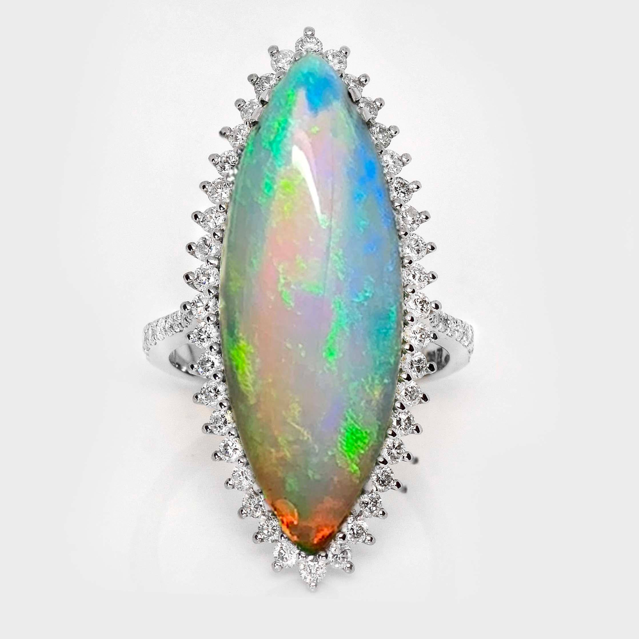 *IGI 14K 8.70 ct  Natürliche Farbe Spiel Opal Diamanten Antike Verlobungsring*
Dieser Ring besteht aus einem 8.70-karätigen natürlichen weißen Opal mit Farbspieleffekt. Er ist auf dem 18-Karat-Weißgoldband gefasst und mit natürlichen F-G,