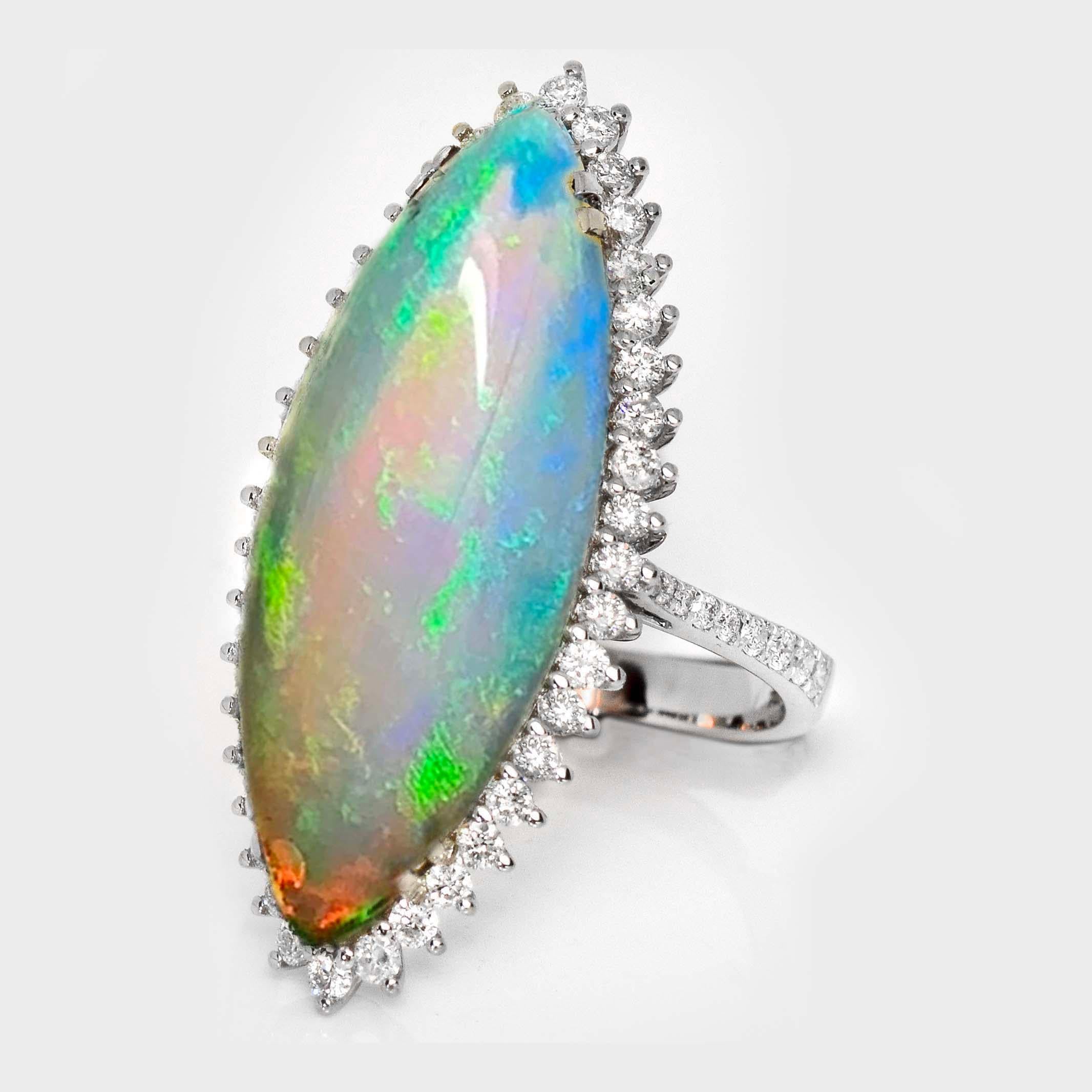 IGI 18K 8,70 ct  Antiker Verlobungsring mit natürlichen Farbspielen von Opal und Diamanten (Zeitgenössisch) im Angebot
