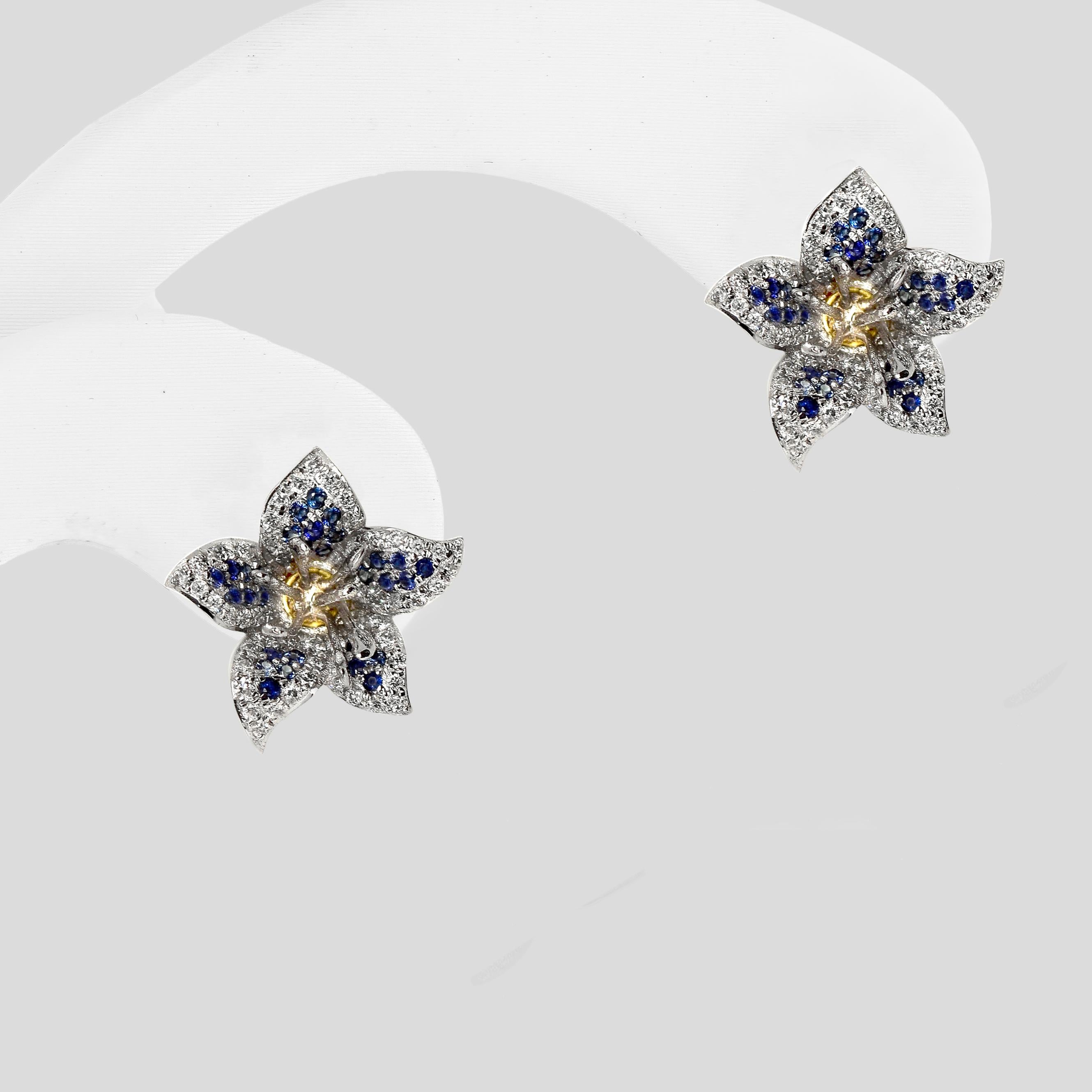 * Orecchini IGI in oro bianco 14K con zaffiri blu naturali e diamanti.

Zaffiri blu intenso naturali certificati IGI come pietre centrali del peso di 0,38 carati circondati da diamanti naturali FG VS del peso di 0,52 carati sulla fascia in oro