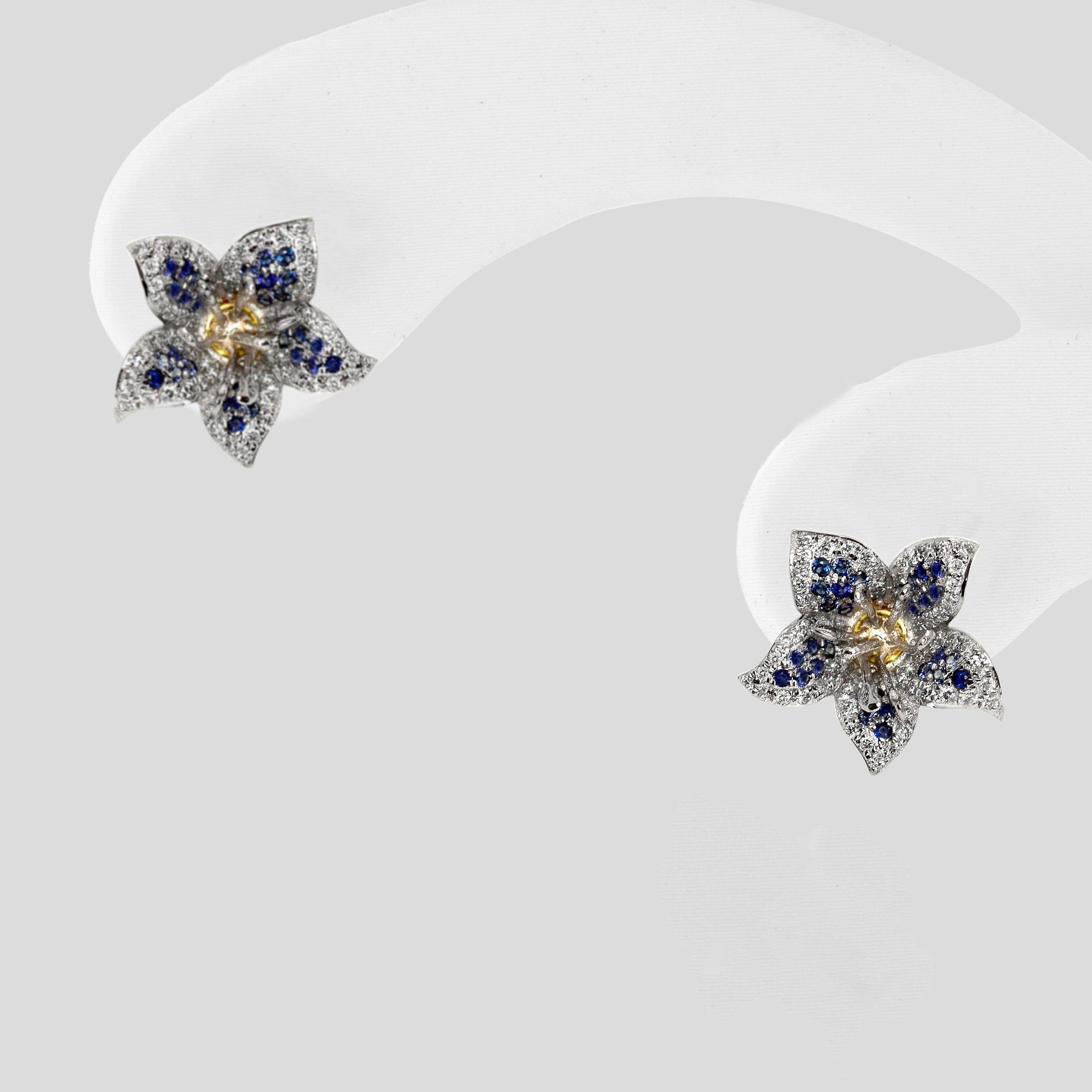Contemporaneo Orecchini con zaffiri blu naturali e diamanti in oro bianco 14K IGI in vendita