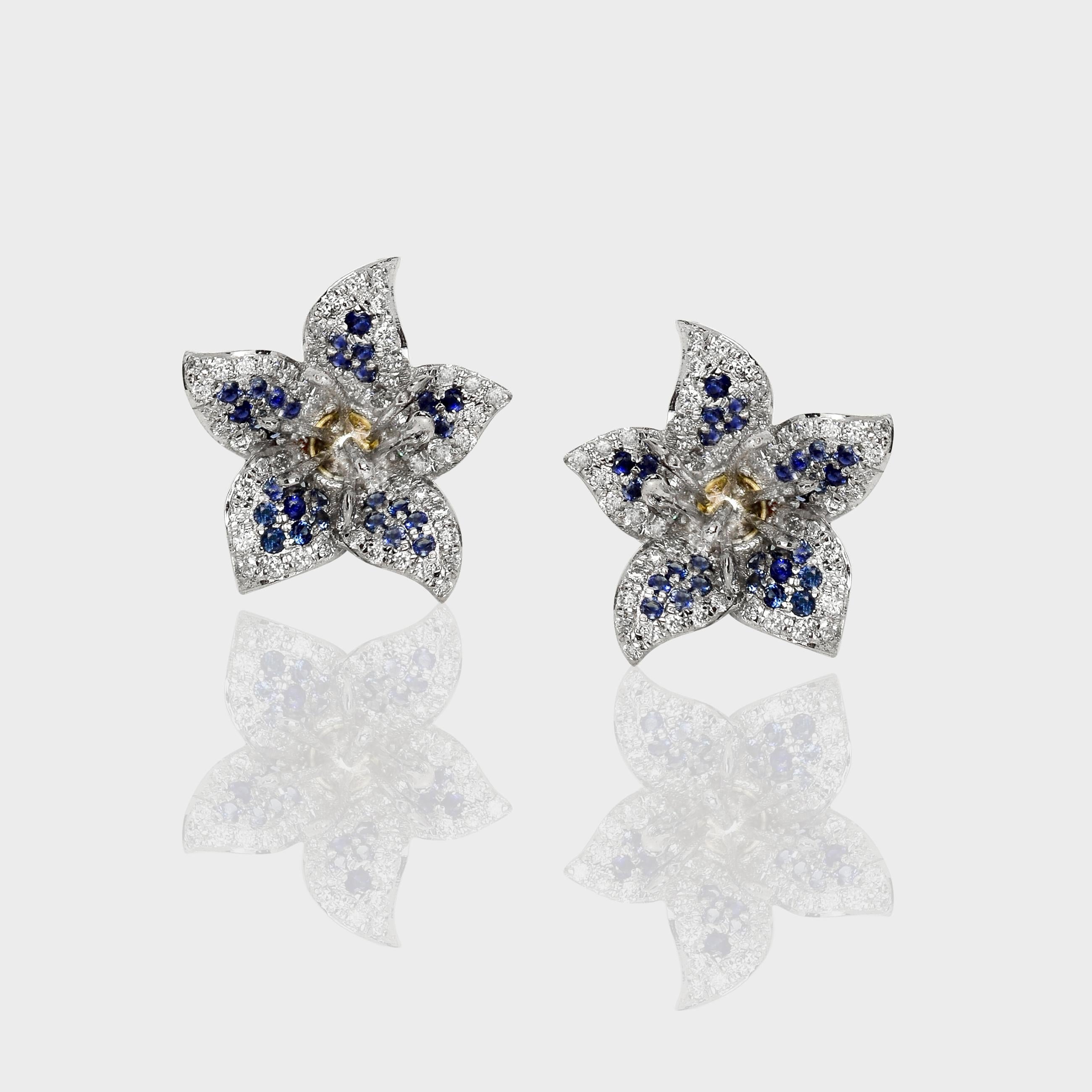 Taglio rotondo Orecchini con zaffiri blu naturali e diamanti in oro bianco 14K IGI in vendita